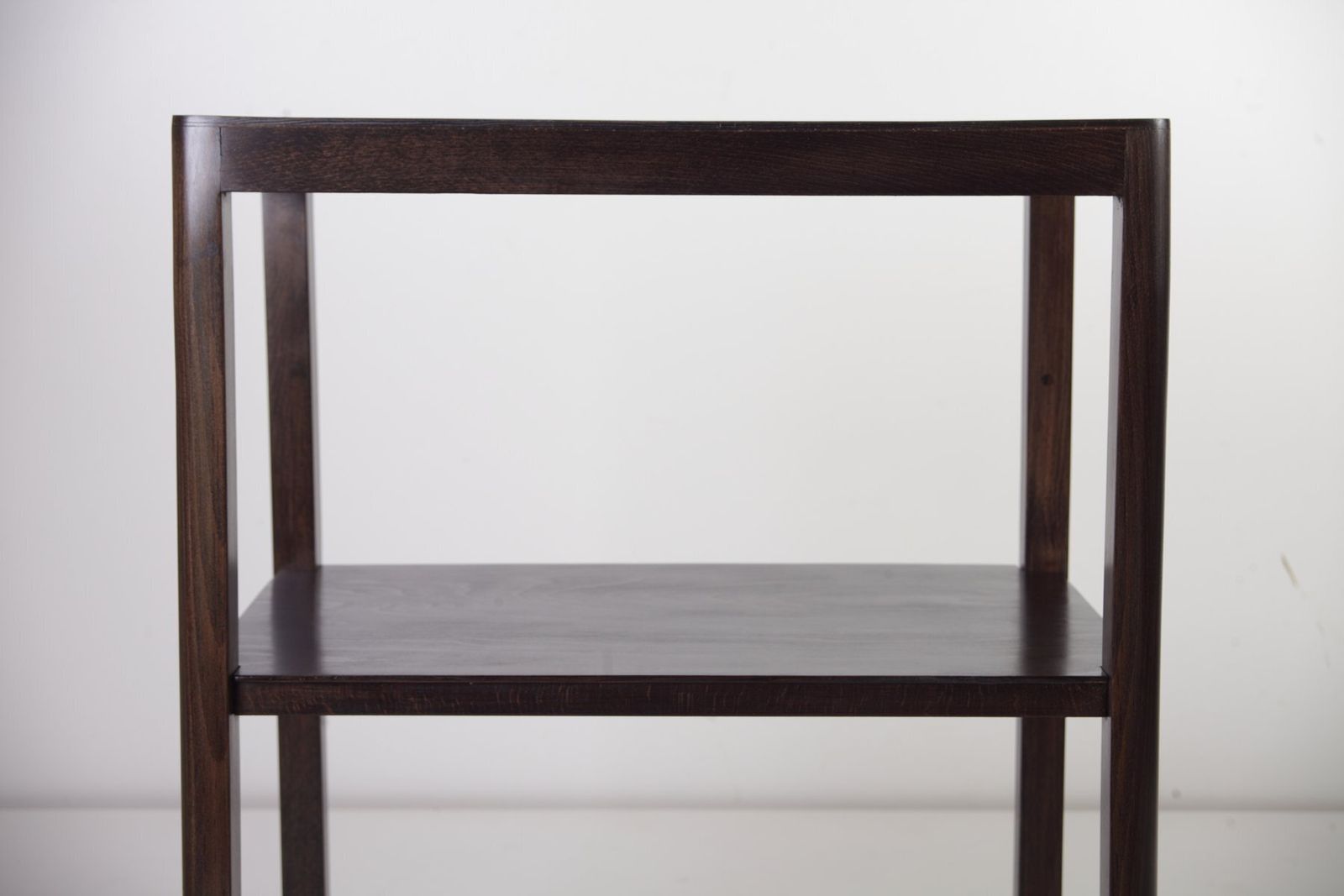 Modernistische eiken bijzettafel van Thonet, ca. jaren 1950 photo vinterior