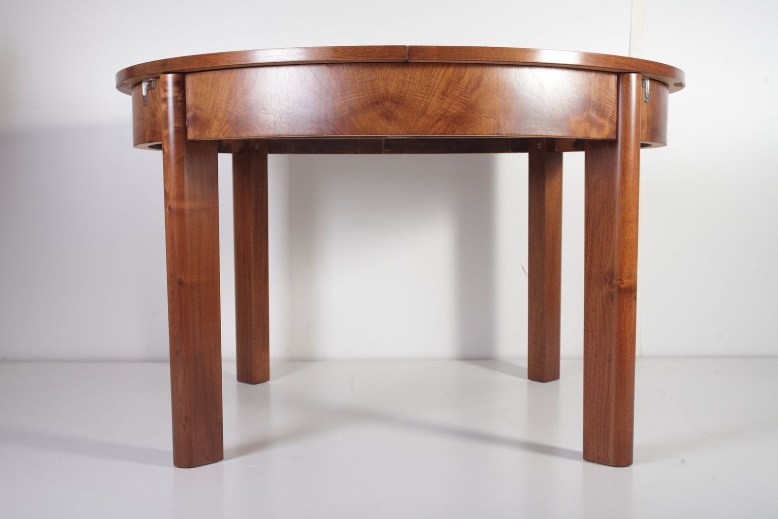 Ronde Uitschuifbare Eettafel H 183 in Walnoot door Jindrich Halabala voor UP Závody, jaren 1930 photo furniture