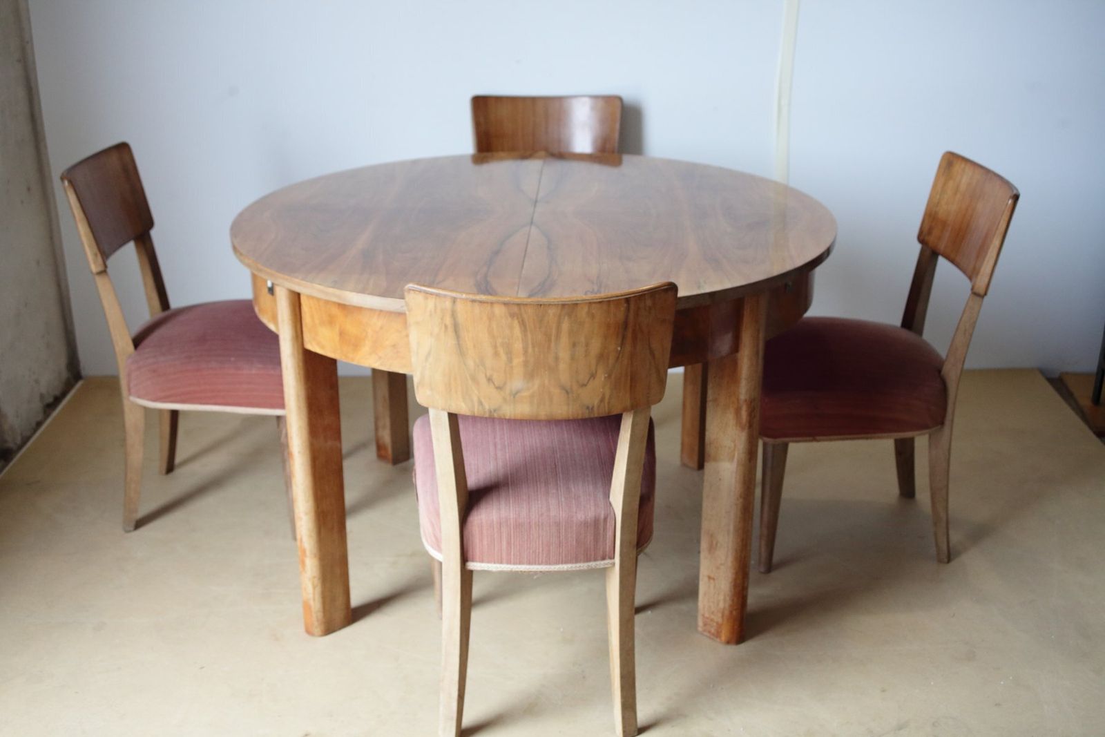 photo buy Ronde Uitschuifbare Eettafel H 183 in Walnoot door Jindrich Halabala voor UP Závody, jaren 1930
