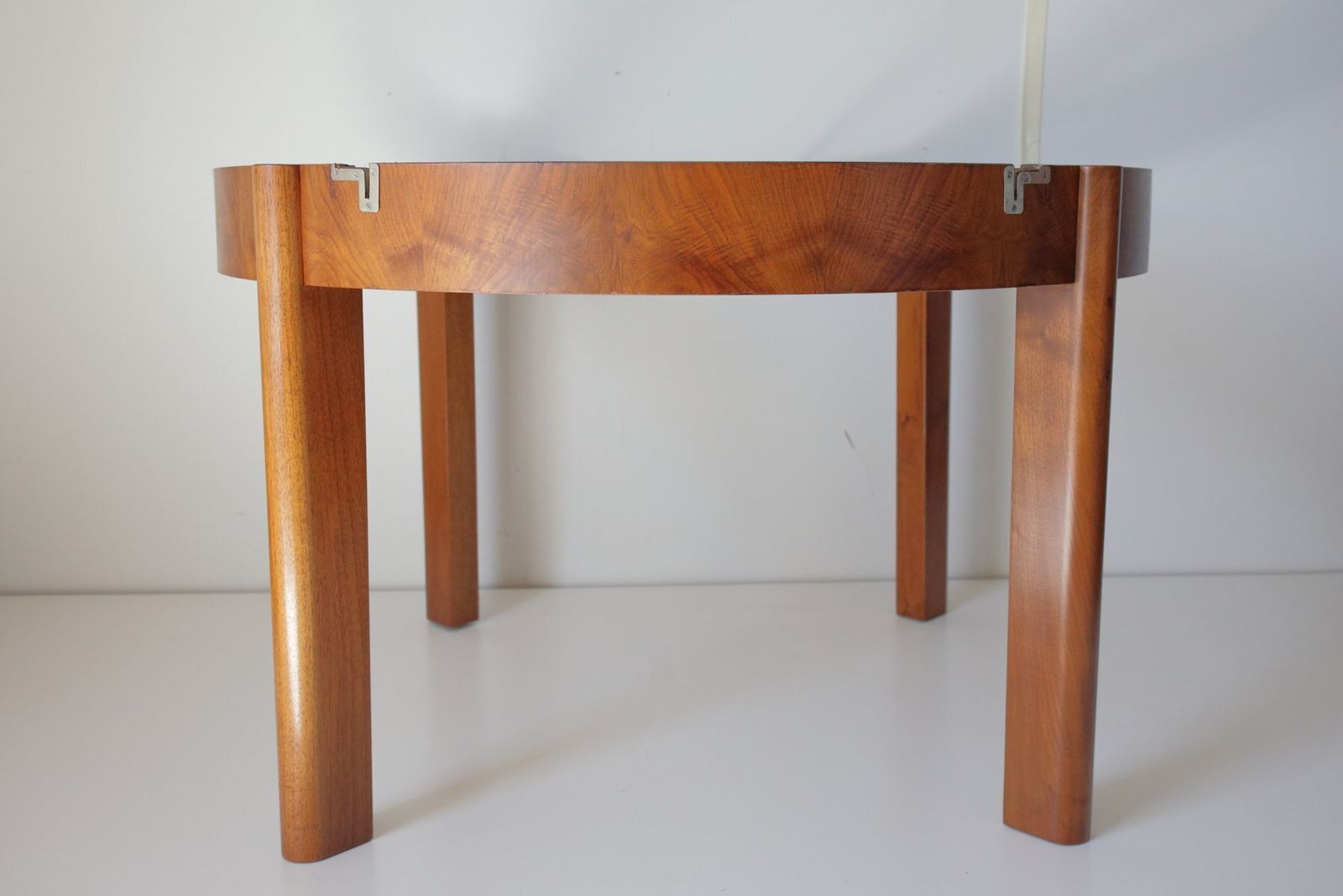 photo vintage Ronde Uitschuifbare Eettafel H 183 in Walnoot door Jindrich Halabala voor UP Závody, jaren 1930