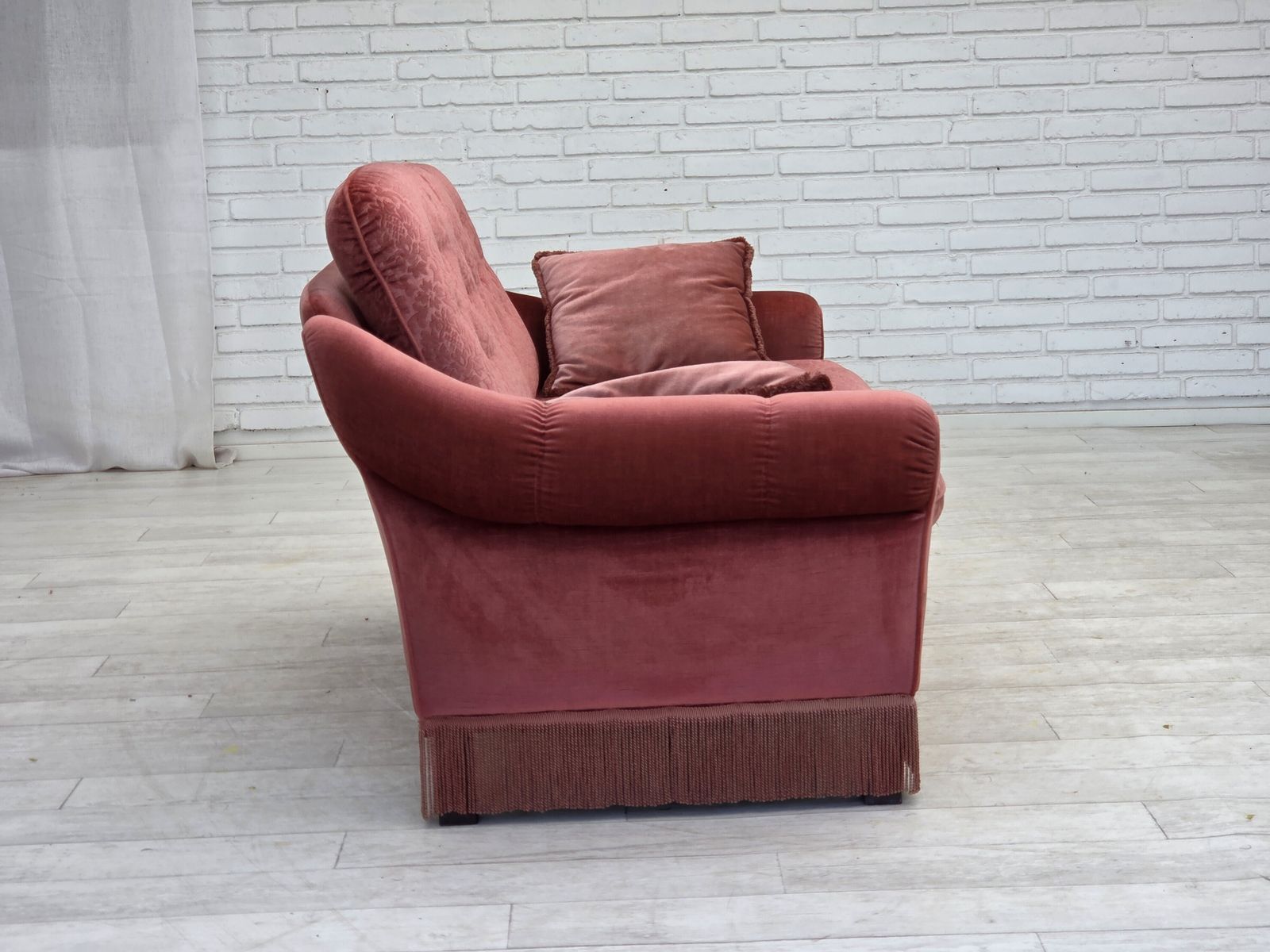 photo furniture Scandinavische 2-zitsbank, jaren 1980, roze meubelvelours.