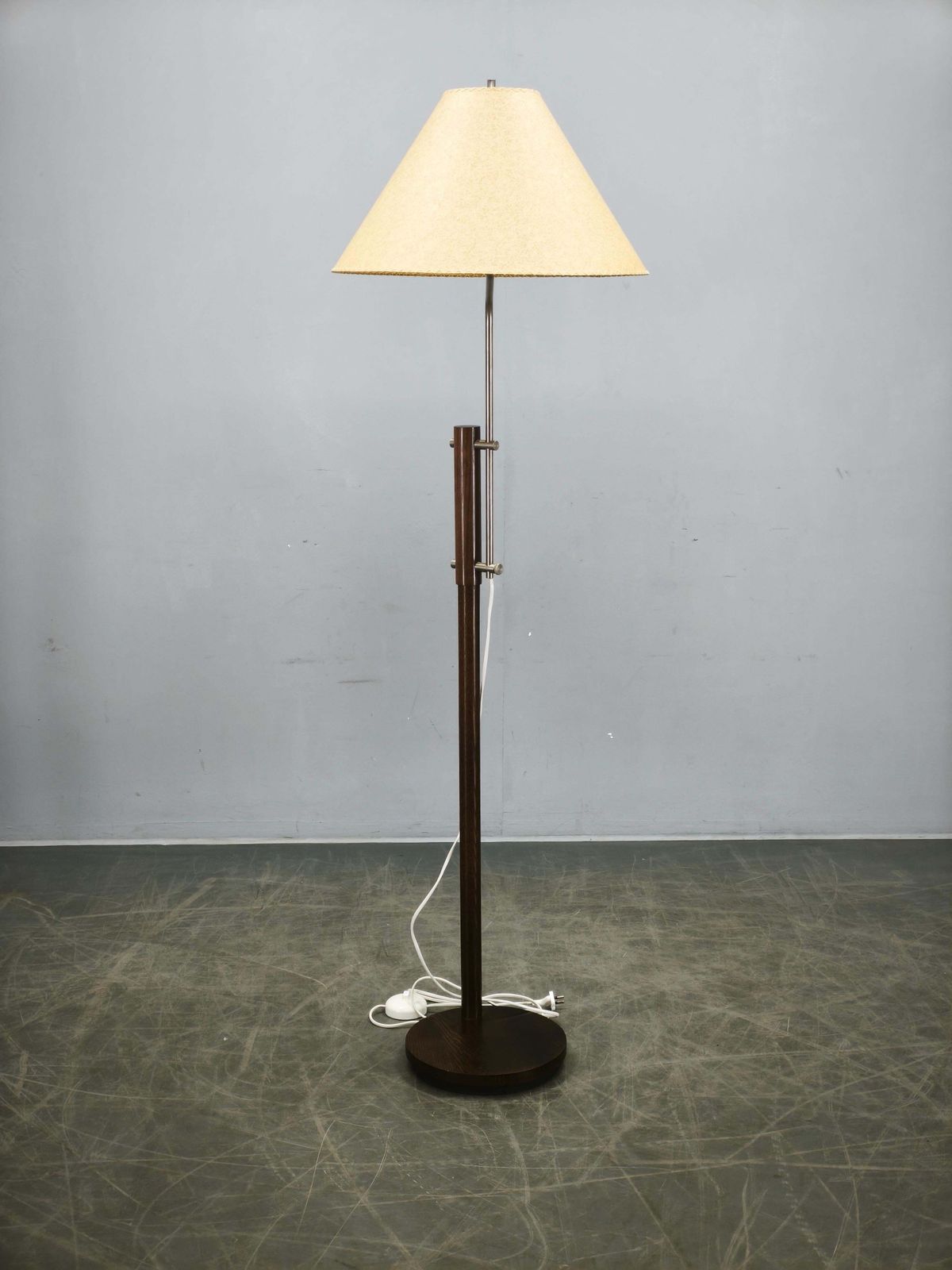 Verstelbare Duitse vloerlamp uit de jaren 1970 van eikenhout en metaal met handgemaakte papieren kap photo furniture