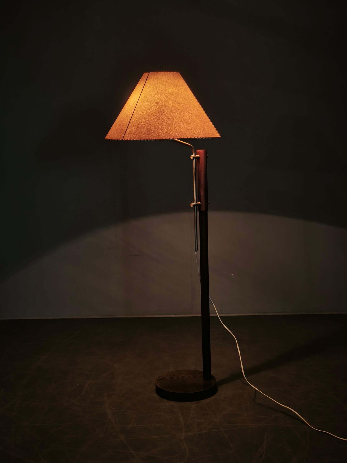 Verstelbare Duitse vloerlamp uit de jaren 1970 van eikenhout en metaal met handgemaakte papieren kap photo for sale