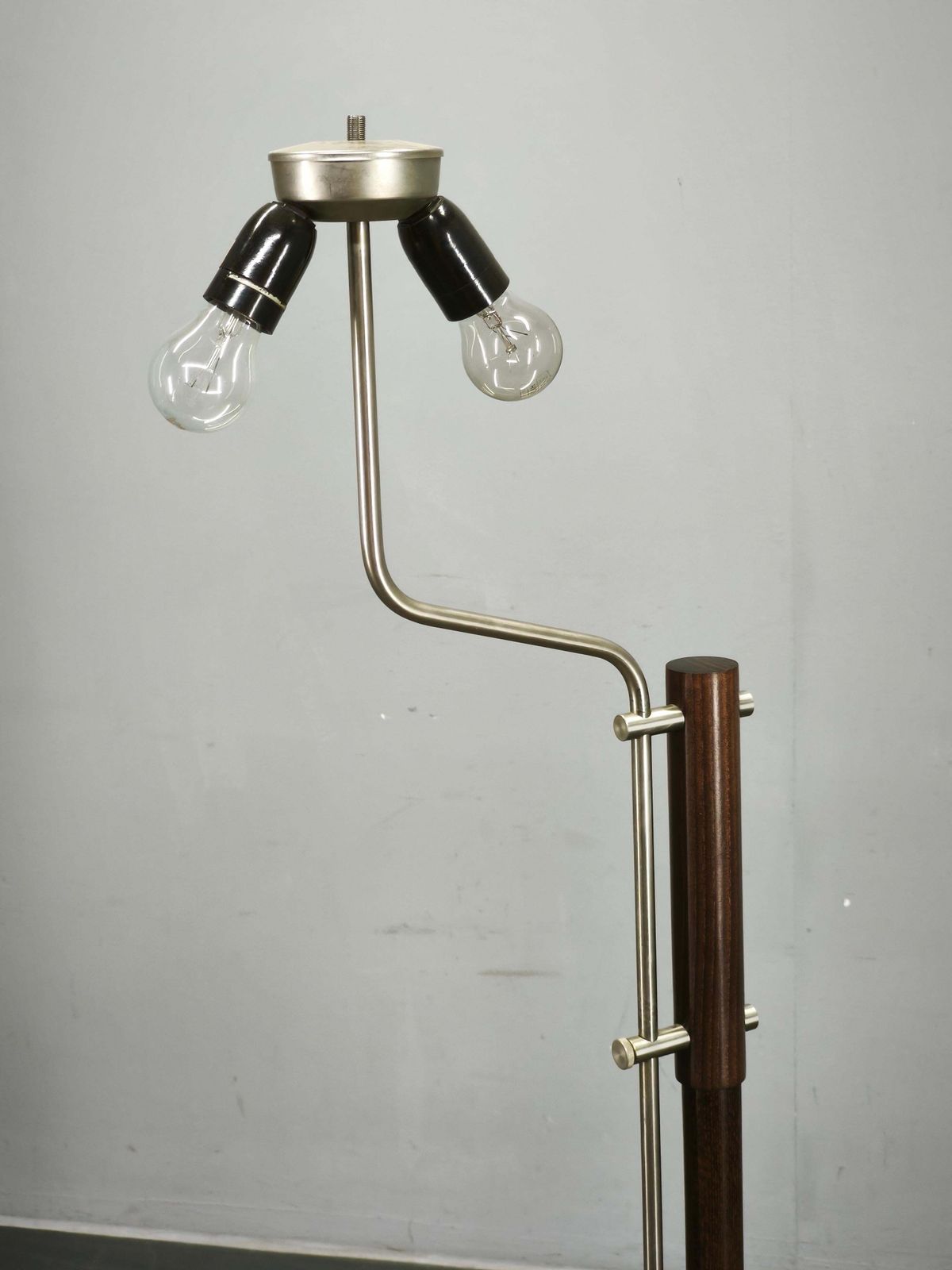 Verstelbare Duitse vloerlamp uit de jaren 1970 van eikenhout en metaal met handgemaakte papieren kap photo vinterior