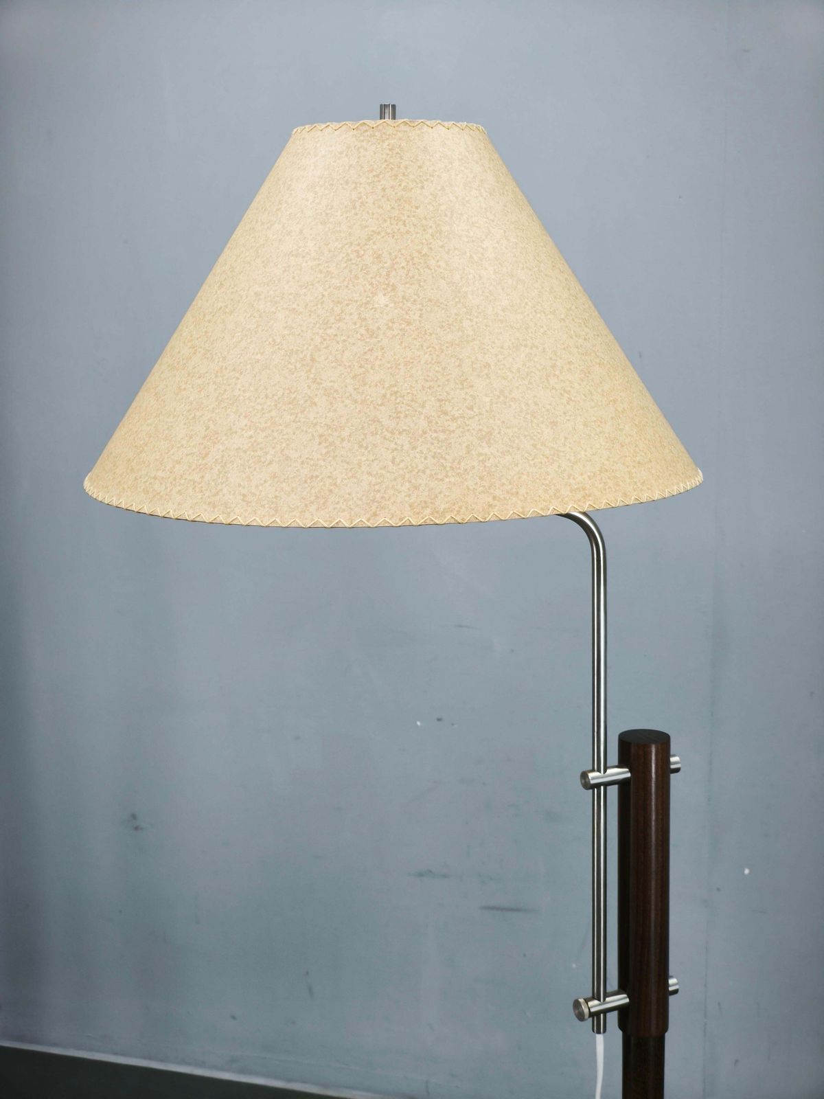 photo vinterior Verstelbare Duitse vloerlamp uit de jaren 1970 van eikenhout en metaal met handgemaakte papieren kap