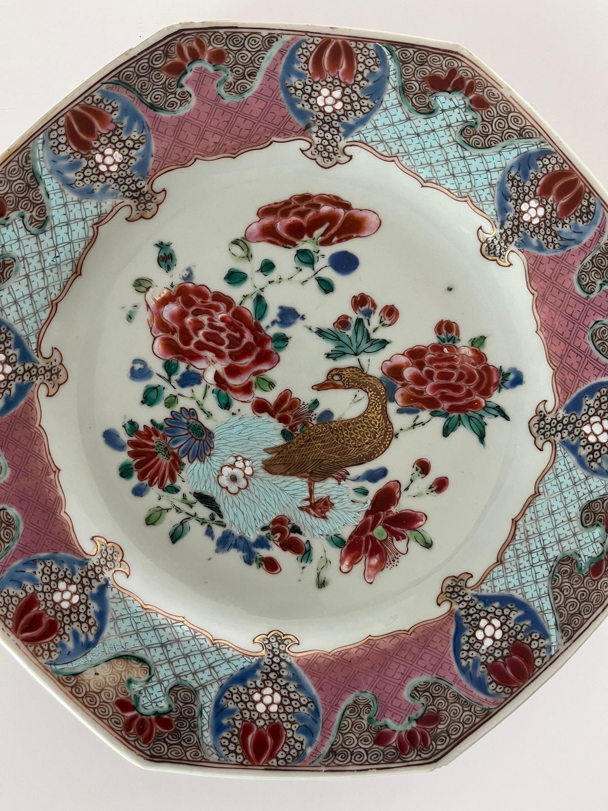 Handgeschilderd Chinees porseleinen bord met vergulde gans, Yongzheng, 18e eeuw photo Woonaccessoires