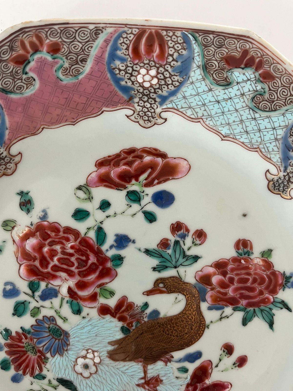photo vinterior Handgeschilderd Chinees porseleinen bord met vergulde gans, Yongzheng, 18e eeuw