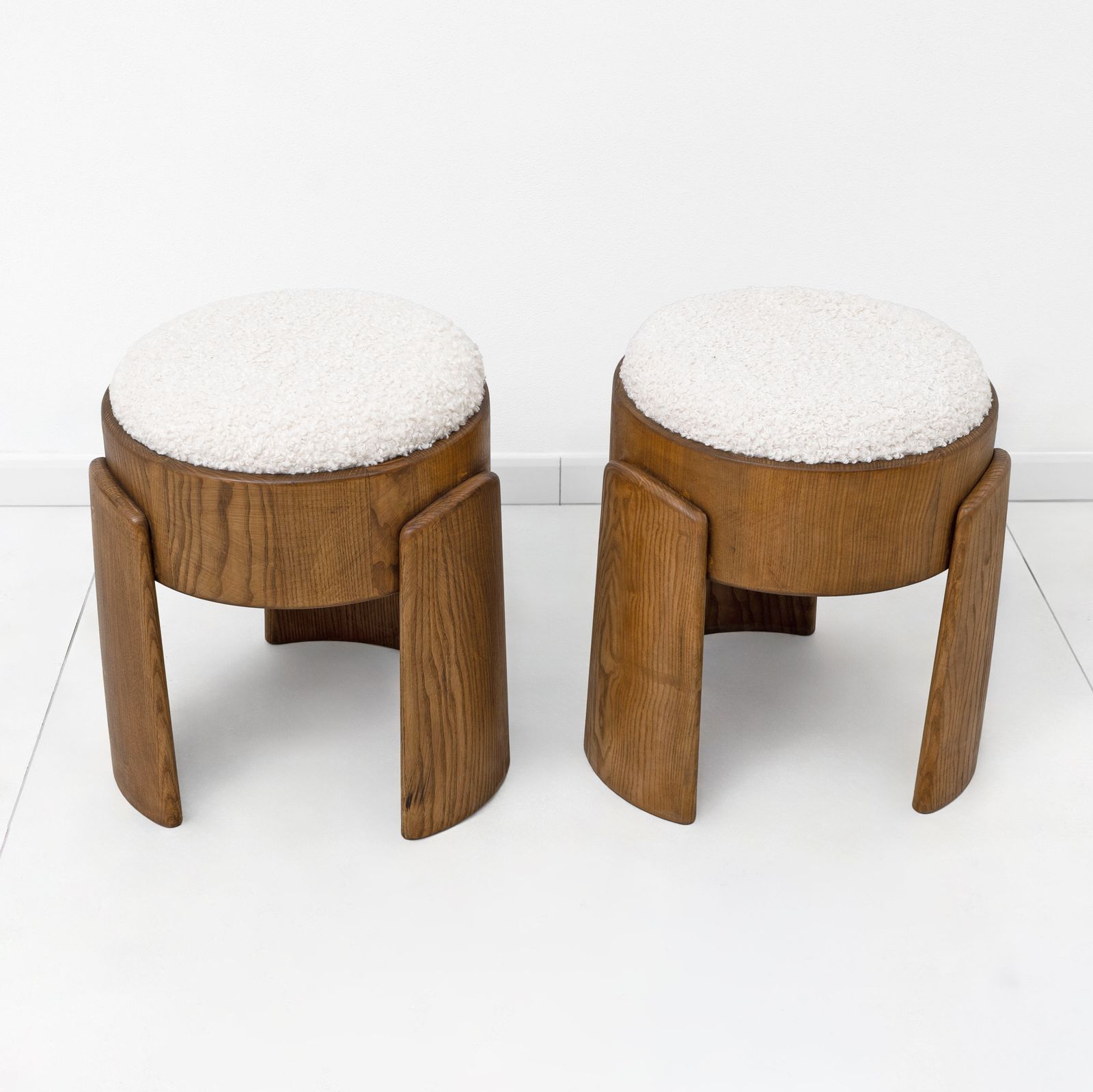 Paar Art Deco Krukken van Essenhout met Witte Bouclé Bekleding
