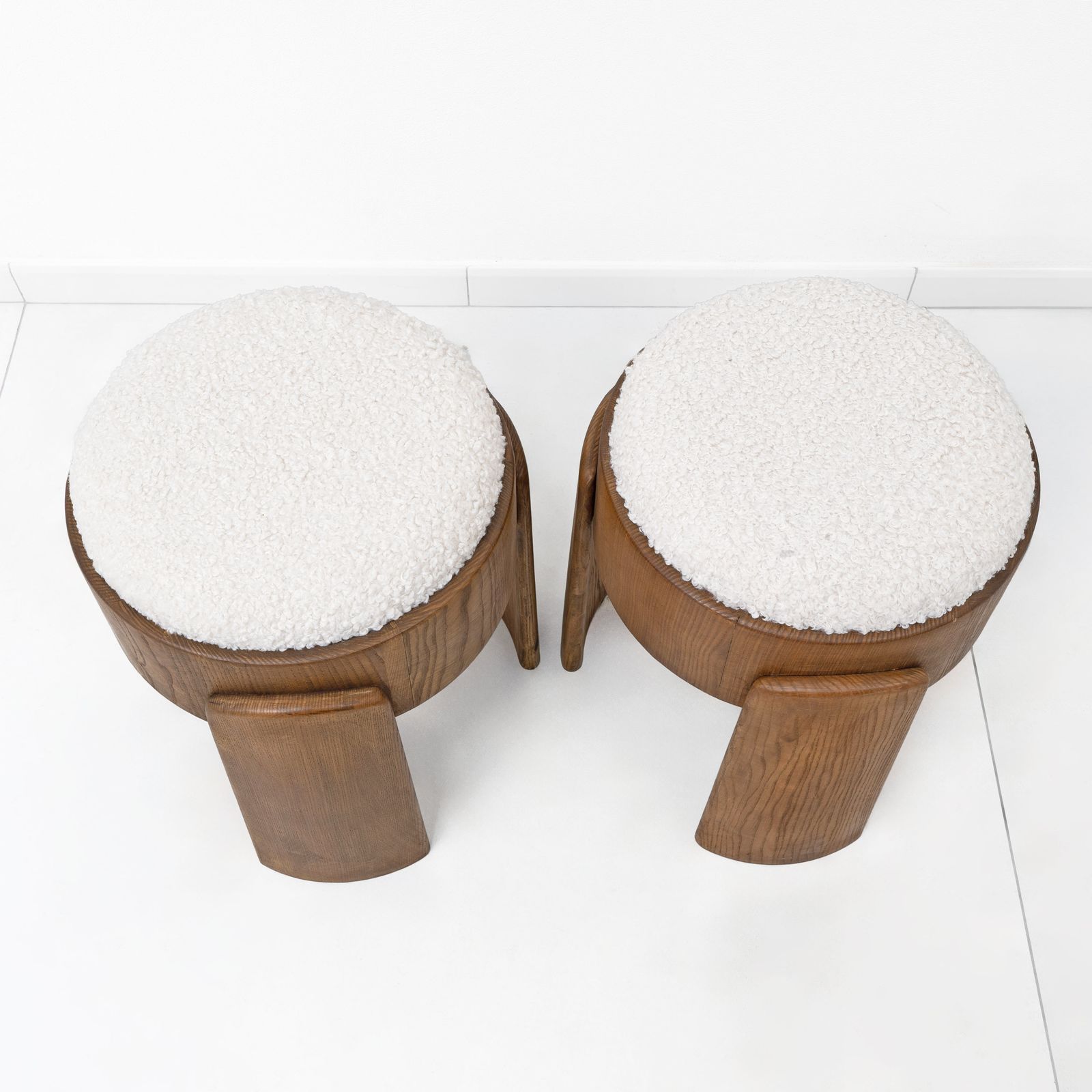 Paar Art Deco Krukken van Essenhout met Witte Bouclé Bekleding photo 2178.0