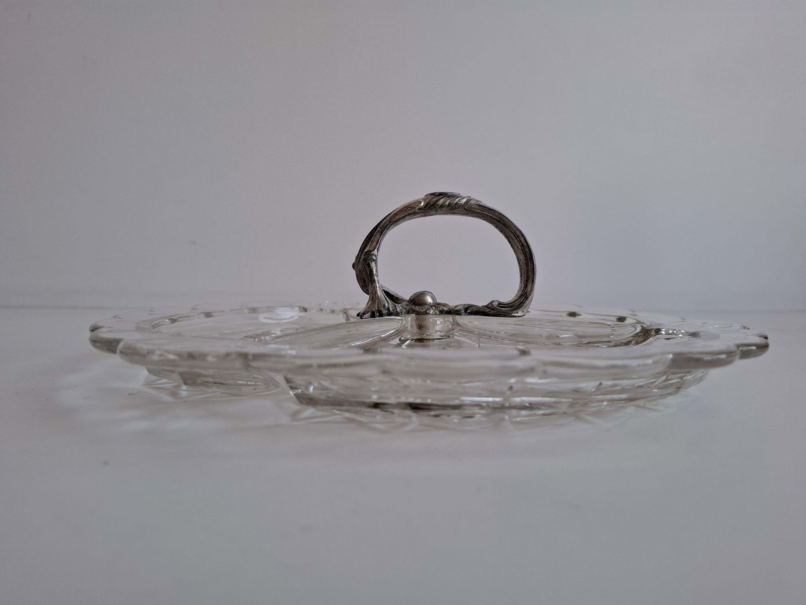 Plat de service Art déco en verre pressé à trois compartiments avec anse en alpaca, 1930 photo buy