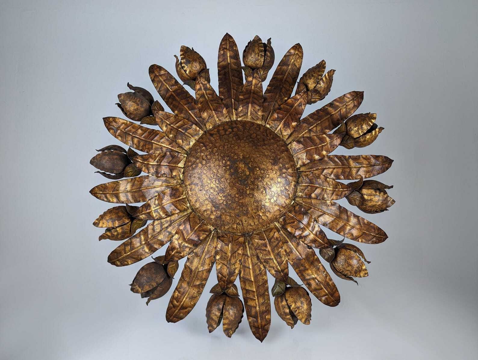 Grand plafonnier mid-century en forme de soleil, métal doré à motif floral, années 1950 photo vinterior
