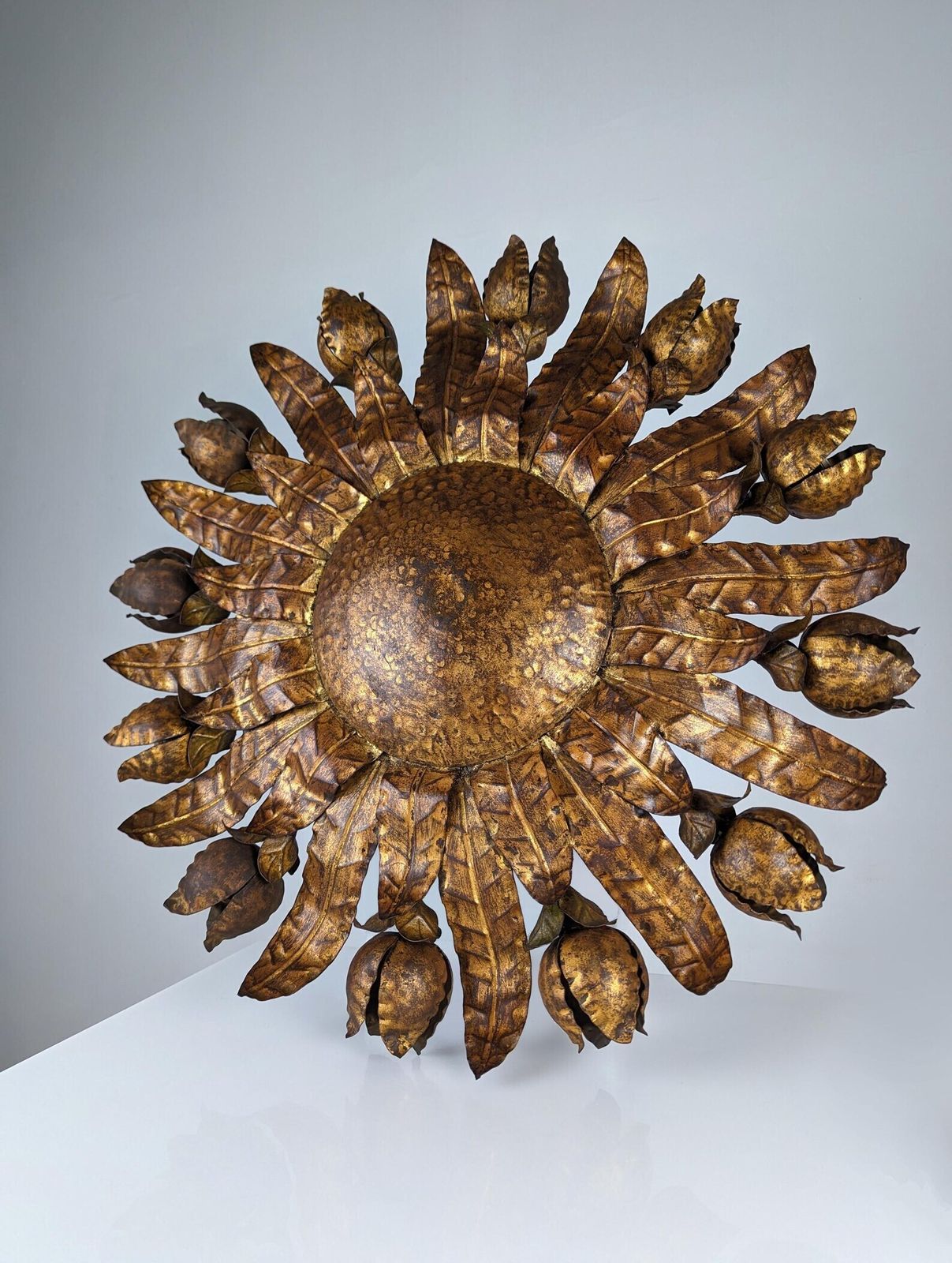 Grand plafonnier mid-century en forme de soleil, métal doré à motif floral, années 1950 photo buy
