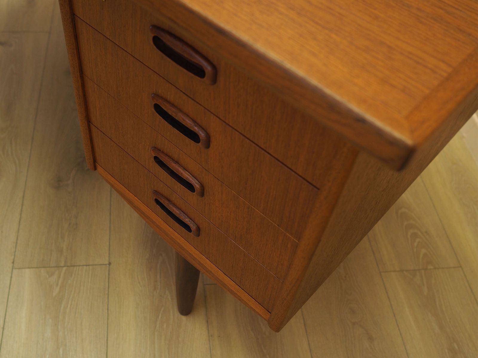photo furniture Teakhouten bureau, Deens design, jaren 1970, gemaakt in Denemarken