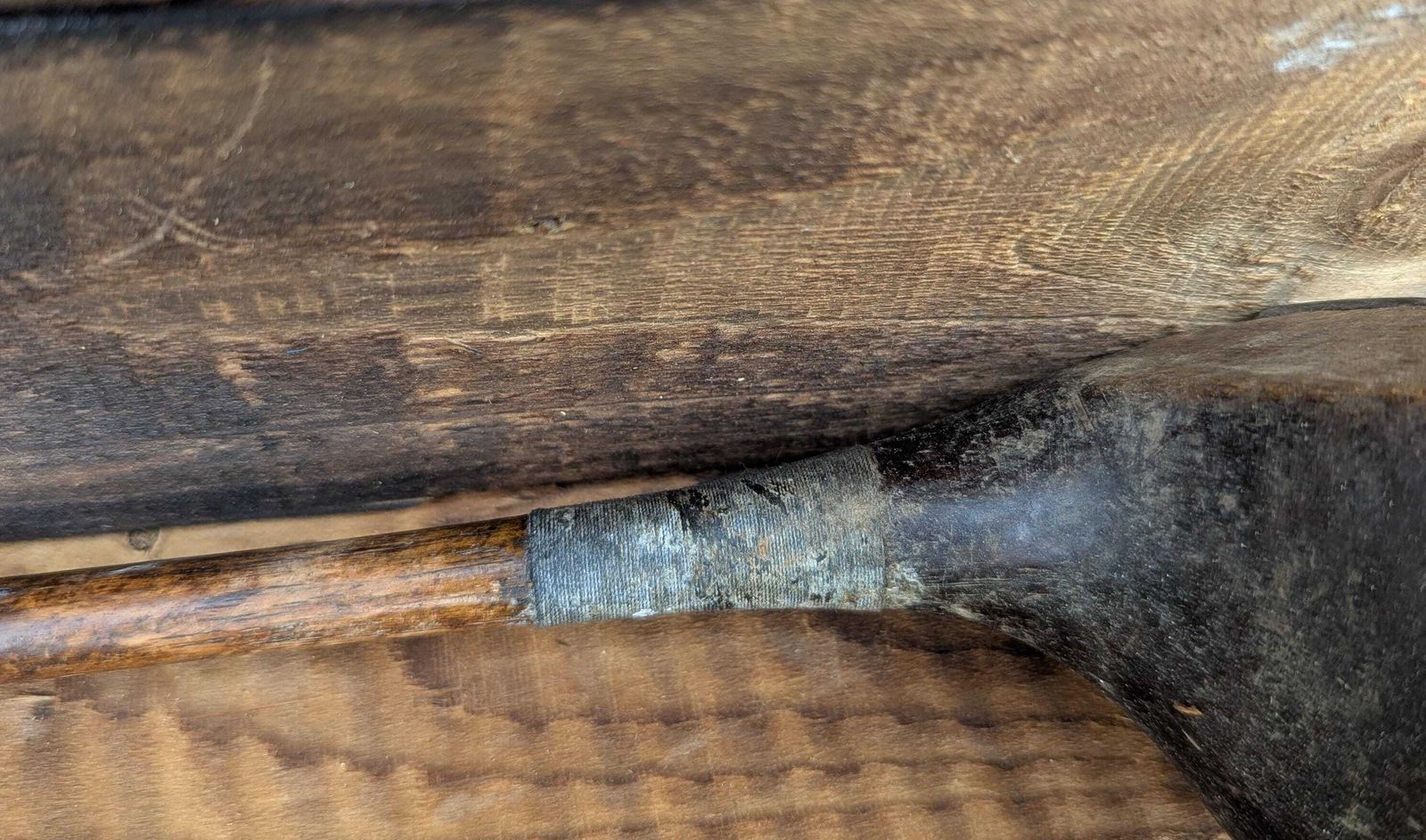 Club de golf d'époque à manche en hickory, tête en bois, Écosse photo vinterior
