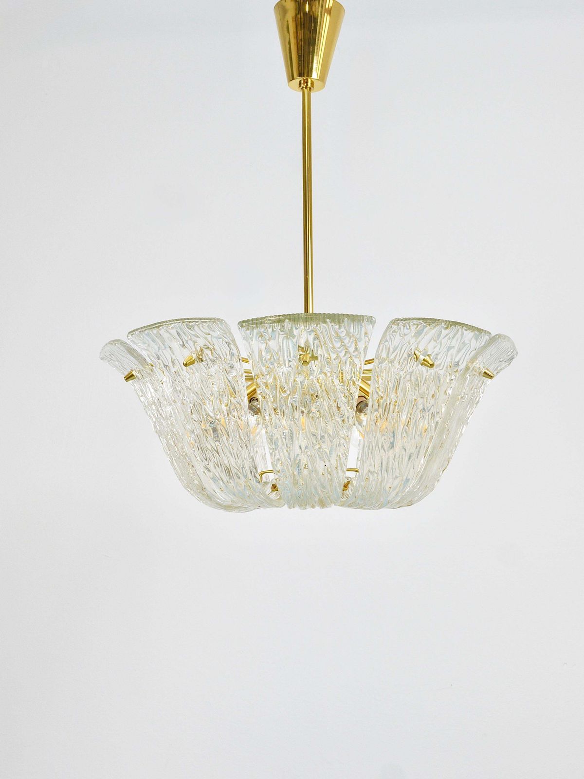 Grote J.T. Kalmar gebogen mand-kroonluchter, messing & getextureerd glas, Wenen, 1950 photo for sale