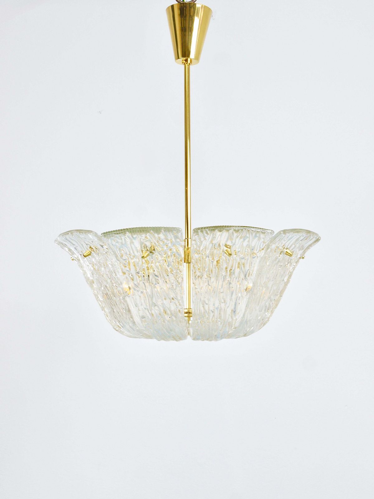 Grote J.T. Kalmar gebogen mand-kroonluchter, messing & getextureerd glas, Wenen, 1950 photo 3142.0