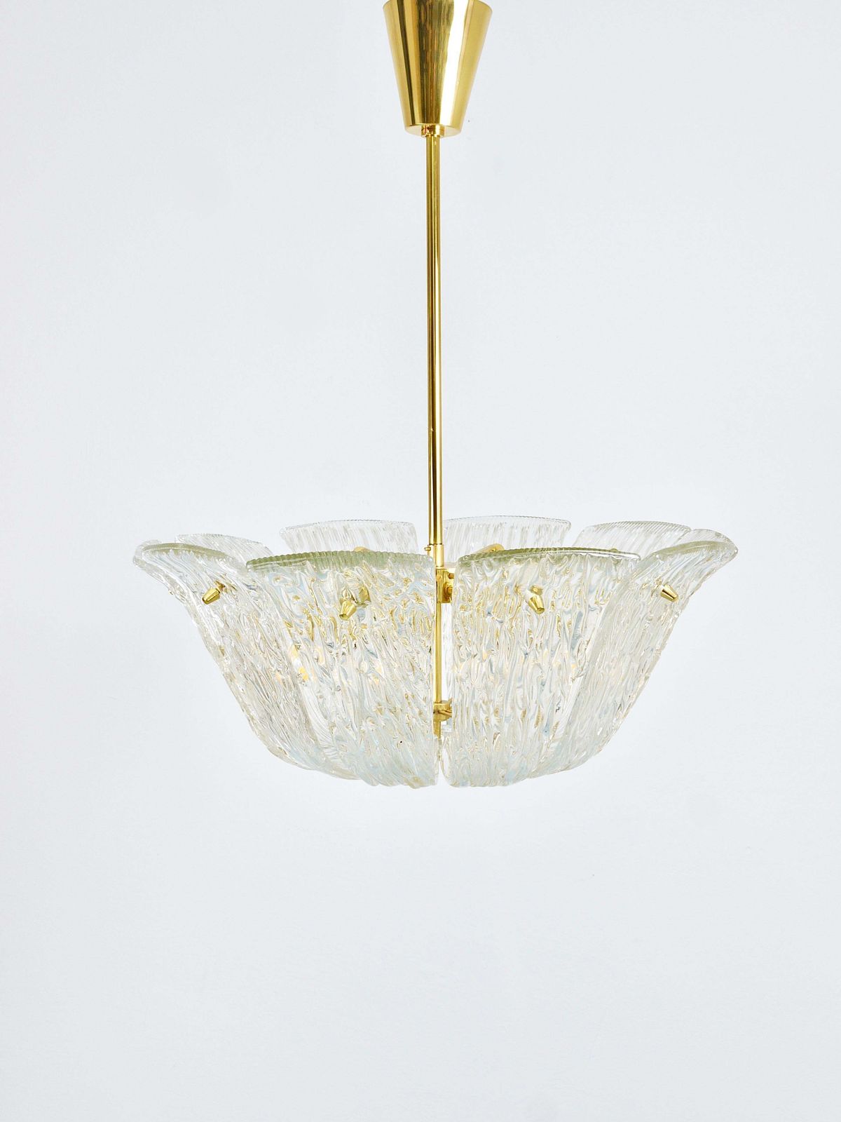 Verlichting Grote J.T. Kalmar gebogen mand-kroonluchter, messing & getextureerd glas, Wenen, 1950 photo