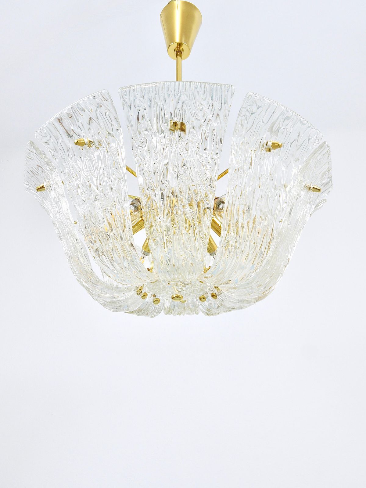 photo buy Grote J.T. Kalmar gebogen mand-kroonluchter, messing & getextureerd glas, Wenen, 1950