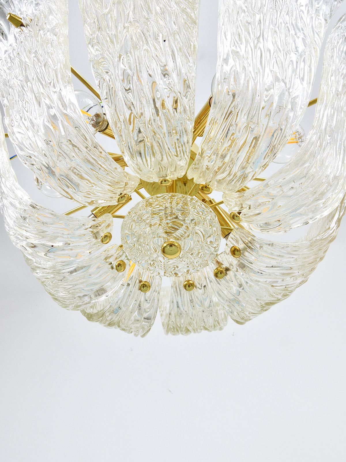 photo vintage Grote J.T. Kalmar gebogen mand-kroonluchter, messing & getextureerd glas, Wenen, 1950