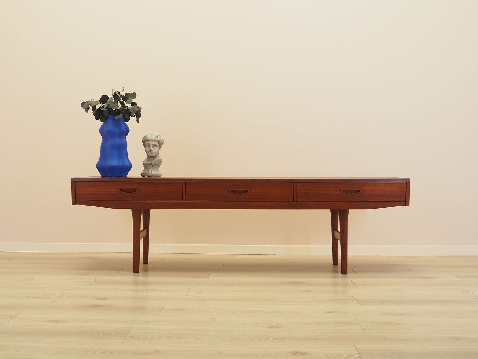 Teakhouten lowboard, Deens design, ca. jaren 1960, gemaakt in Denemarken photo furniture