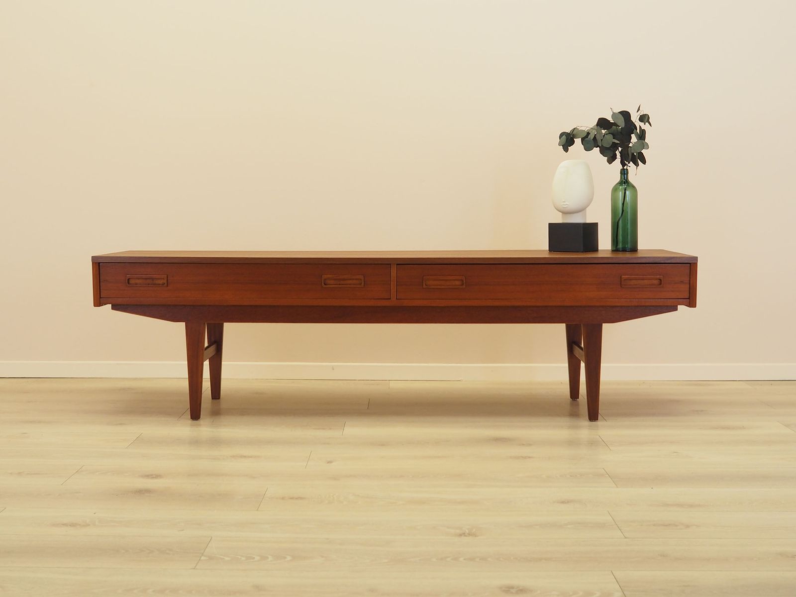 Lowboard en teck, design danois, années 1960, fabriqué au Danemark photo furniture