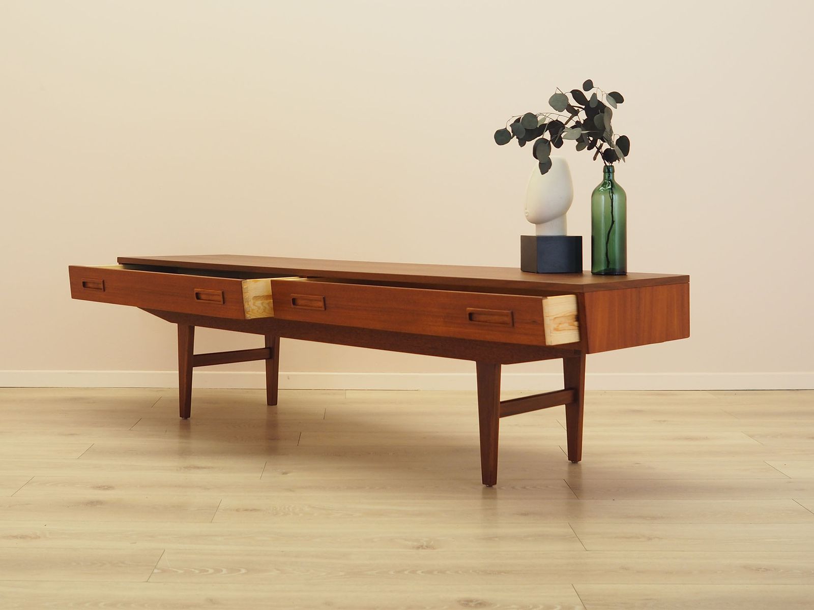 Teakhouten lowboard, Deens design, ca. jaren 1960, gemaakt in Denemarken photo Meubels