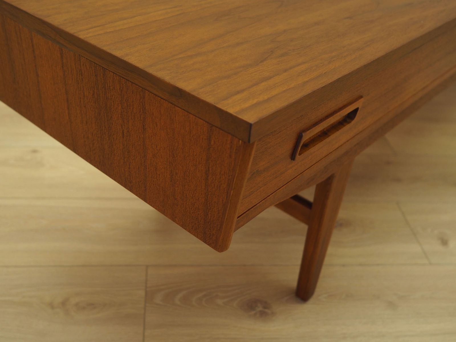 photo furniture Teakhouten lowboard, Deens design, ca. jaren 1960, gemaakt in Denemarken