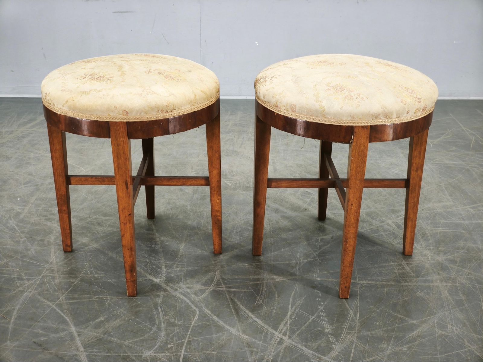 Paar Art Deco krukken van walnoot en beuk, Tsjecho-Slowakije, jaren 1930 photo furniture