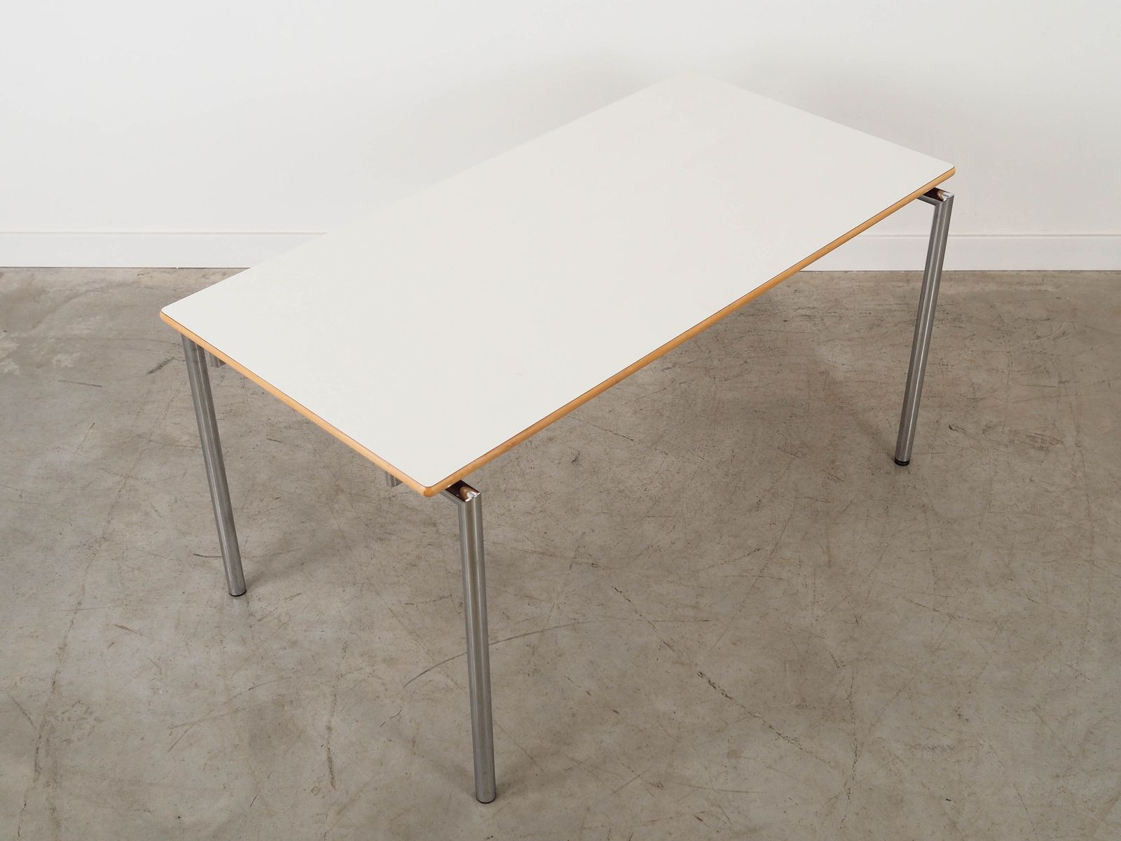 Gelamineerde tafel, Deens design, 2000, geproduceerd door Randers Møbelfabrik photo Meubels
