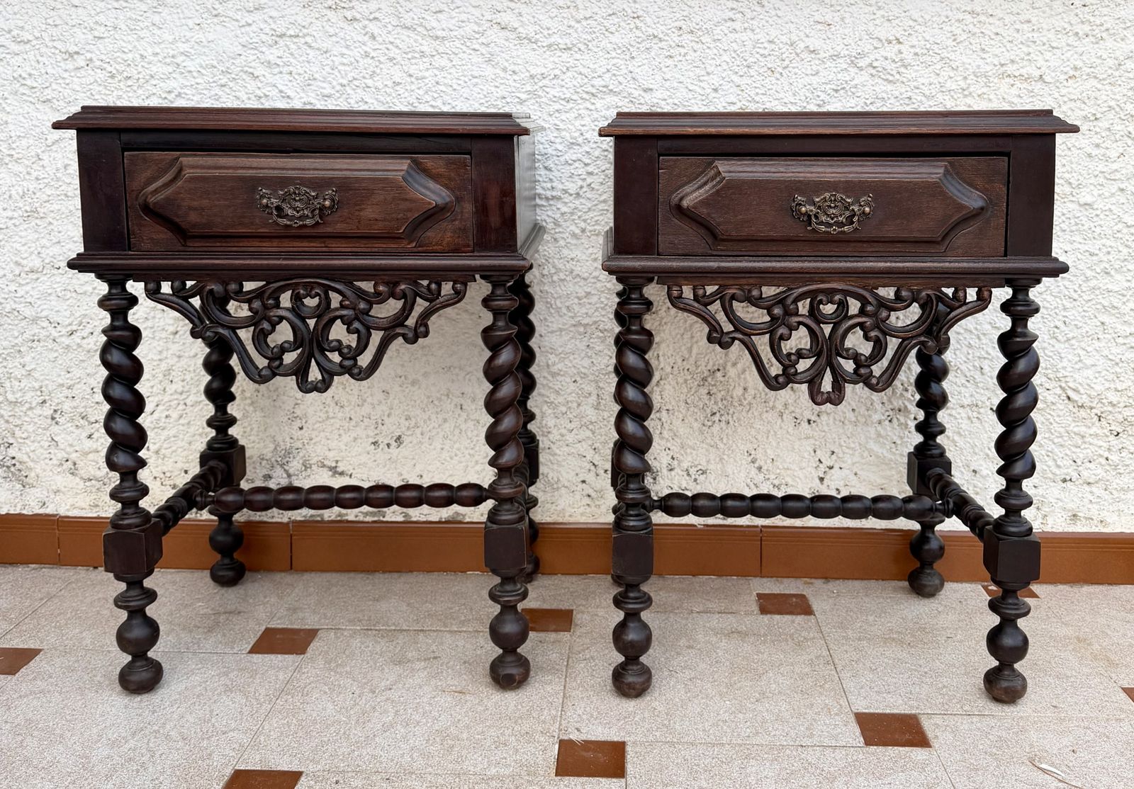 Paar Portugese nachtkastjes met barley twist-poten, jaren 1940 photo furniture