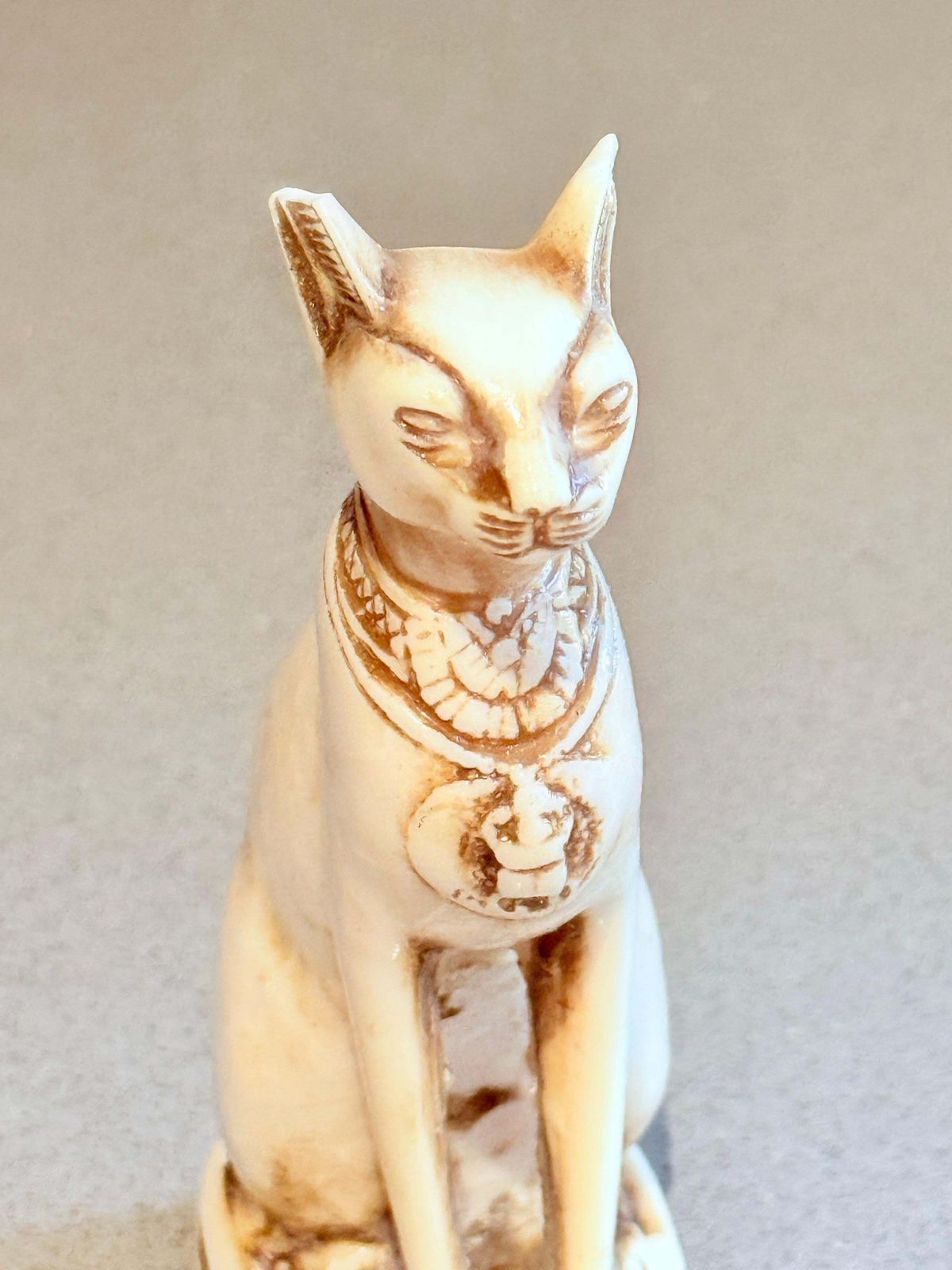 Vintage Bastet kattensculptuur, Egyptisch crème resin beeldje, woondecoratie photo furniture