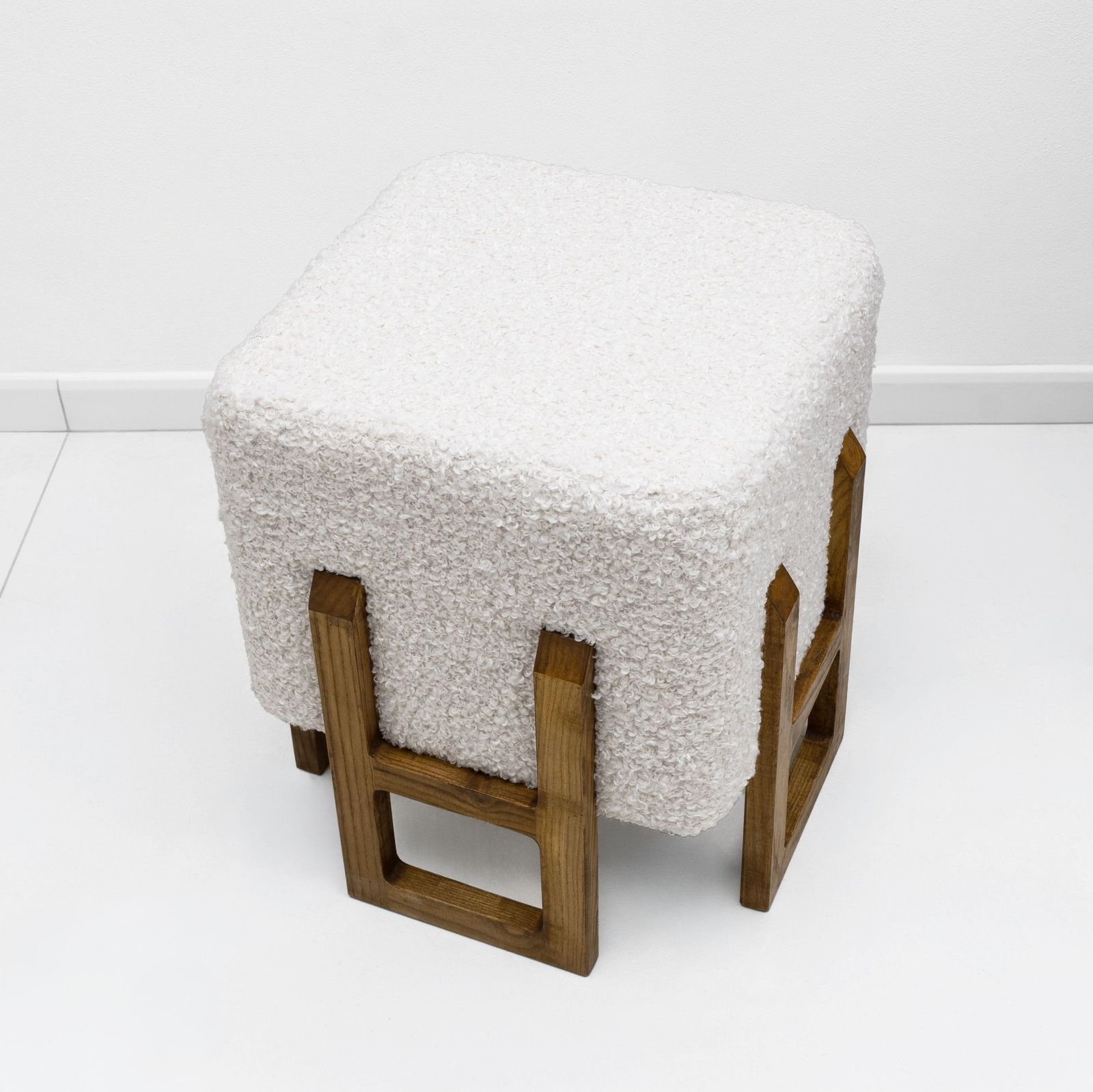 Paar Italiaanse Modernistische Krukken van Essenhout Bekleed met Witte Bouclé photo Meubels