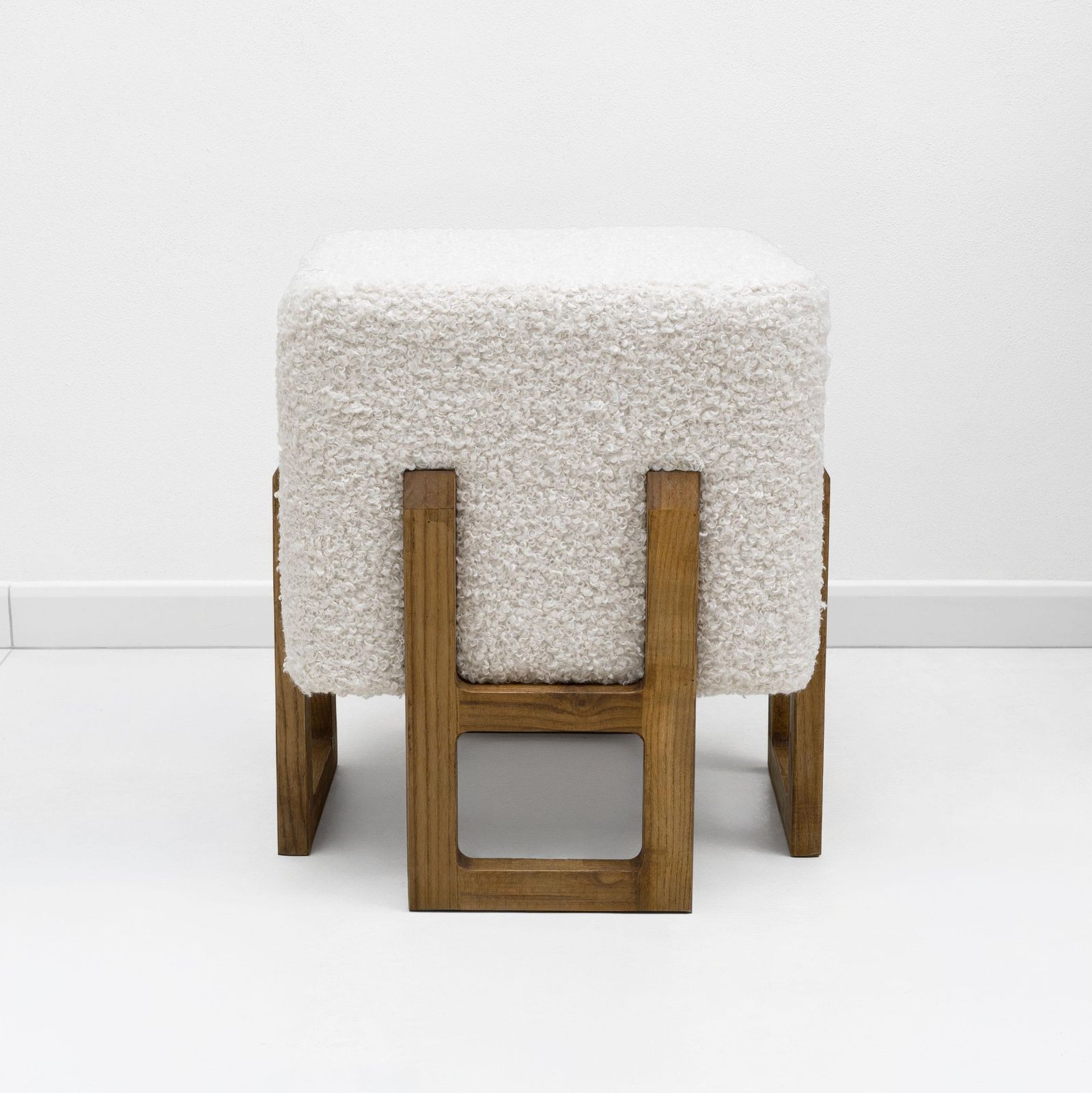 Paar Italiaanse Modernistische Krukken van Essenhout Bekleed met Witte Bouclé photo 2178.0
