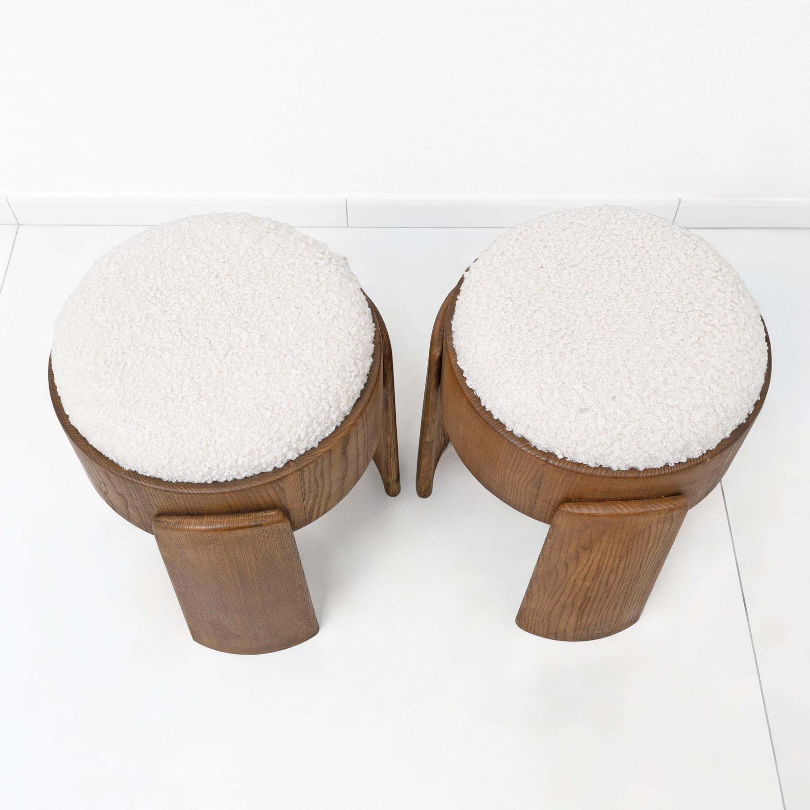 Paar Art Deco Krukken van Essenhout met Witte Bouclé Bekleding photo 2178.0