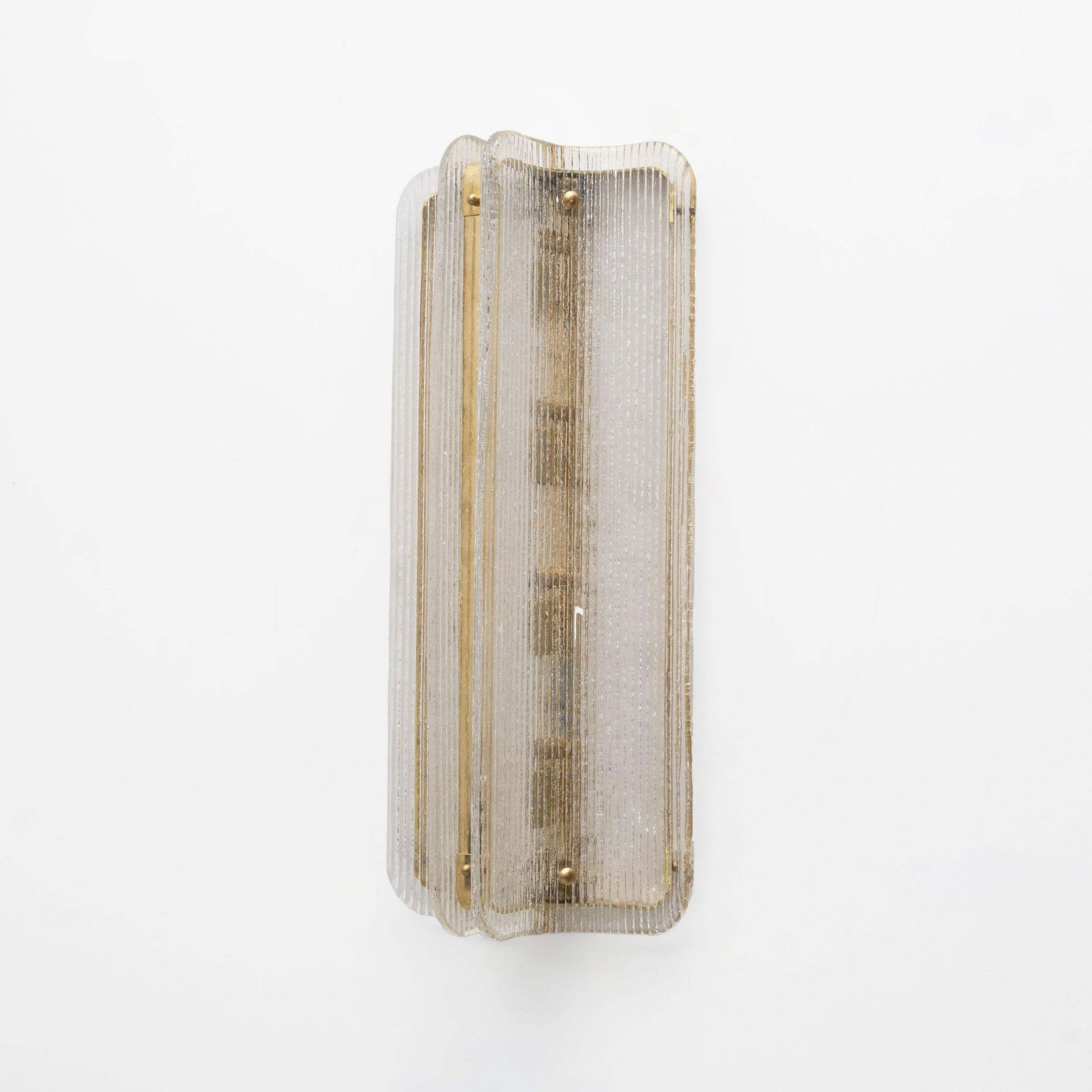 Paar grote gebogen wandlampen van helder geribbeld Muranoglas met messing photo for sale