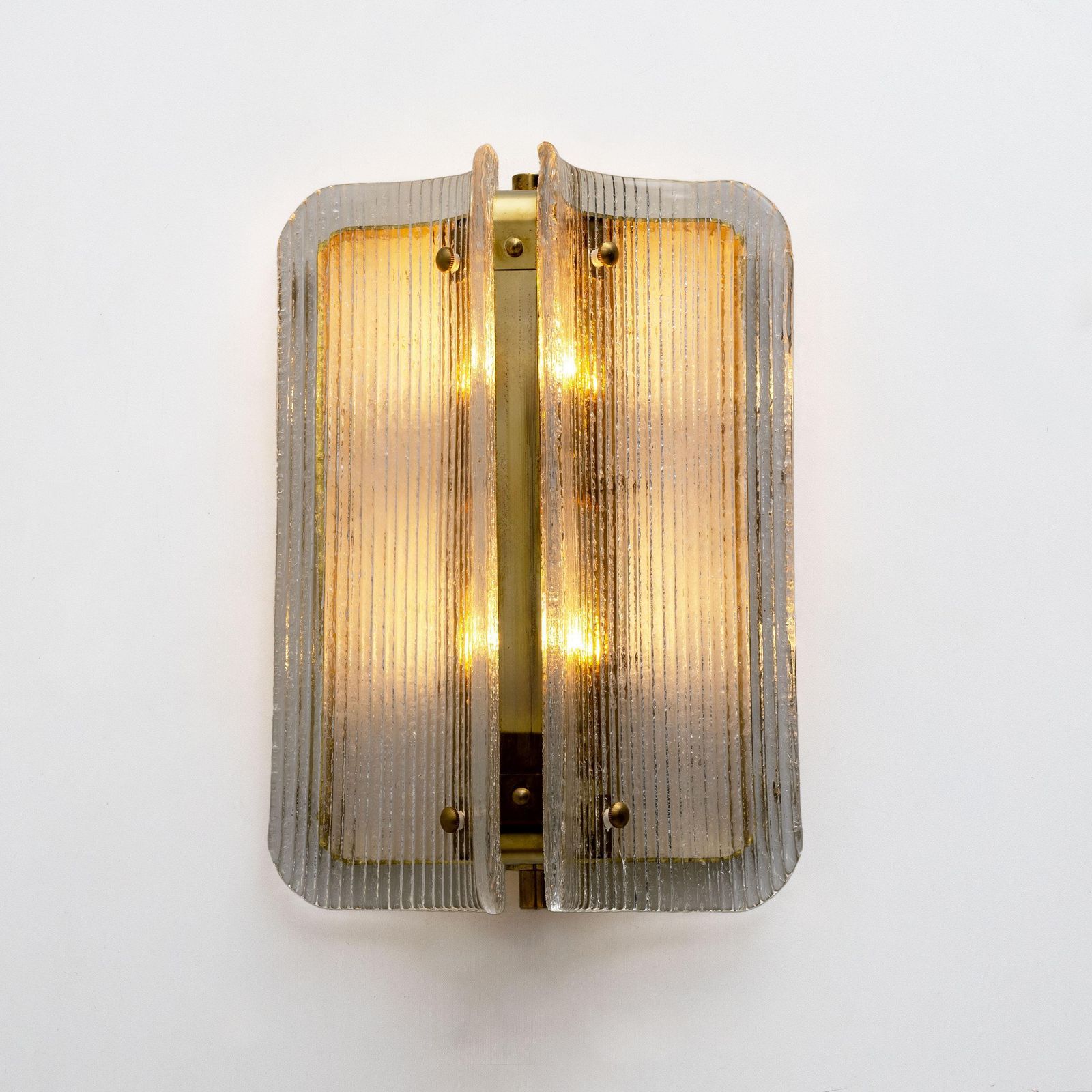 Paar Gebogen, Heldere, Geribbelde Murano Glazen en Messing Wandlampen photo Verlichting