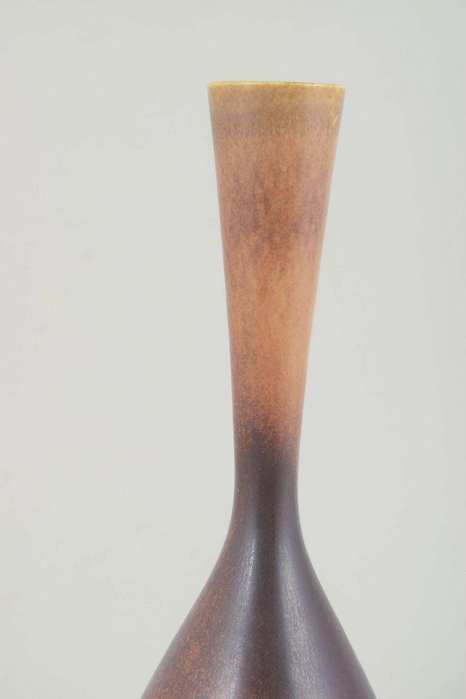 Berndt Friberg voor Gustavsberg Studio. Stoneware vaas met slanke hals, 1957. photo for sale
