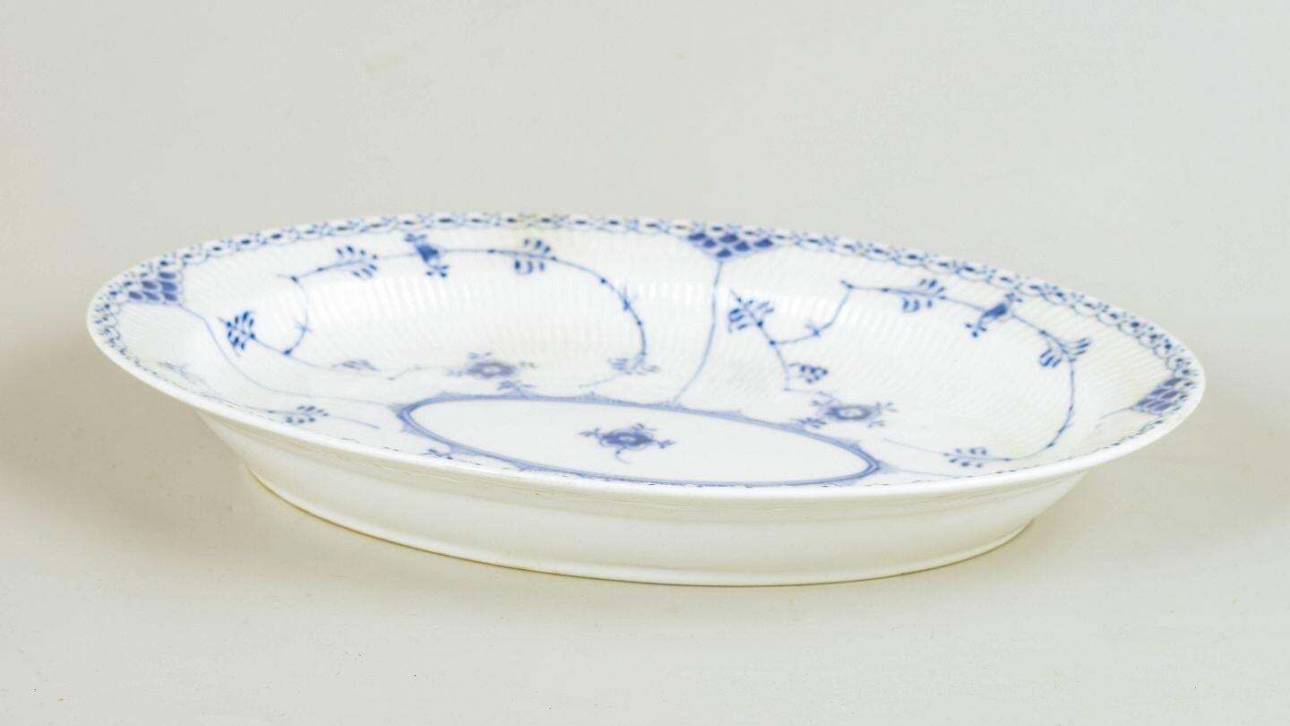 Royal Copenhagen. Plat ovale Bleu Cannelé Demi-Dentelle en porcelaine, 1950 photo furniture