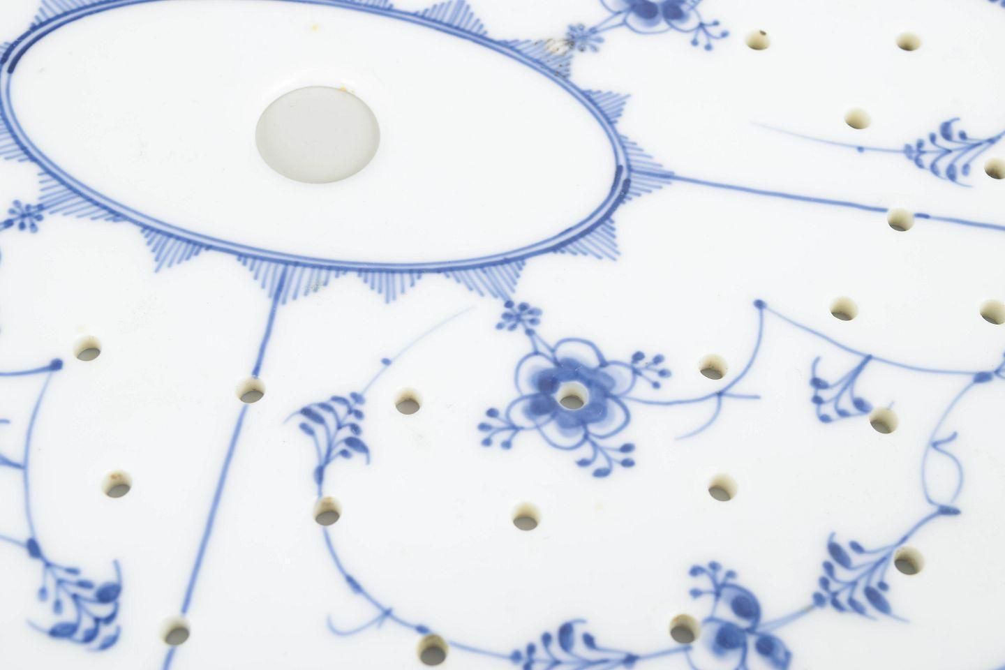 Royal Copenhagen. Plat passoire à poisson d'époque en motif Blue Fluted Plain. photo for sale