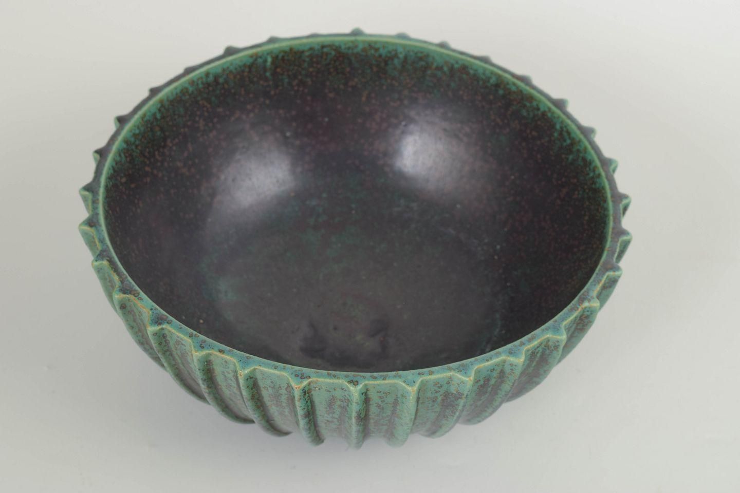Arne Bang. Stoneware Kom met Verticale Ribbels en Diepgroene Glazuur. Ca. jaren 1940 photo furniture