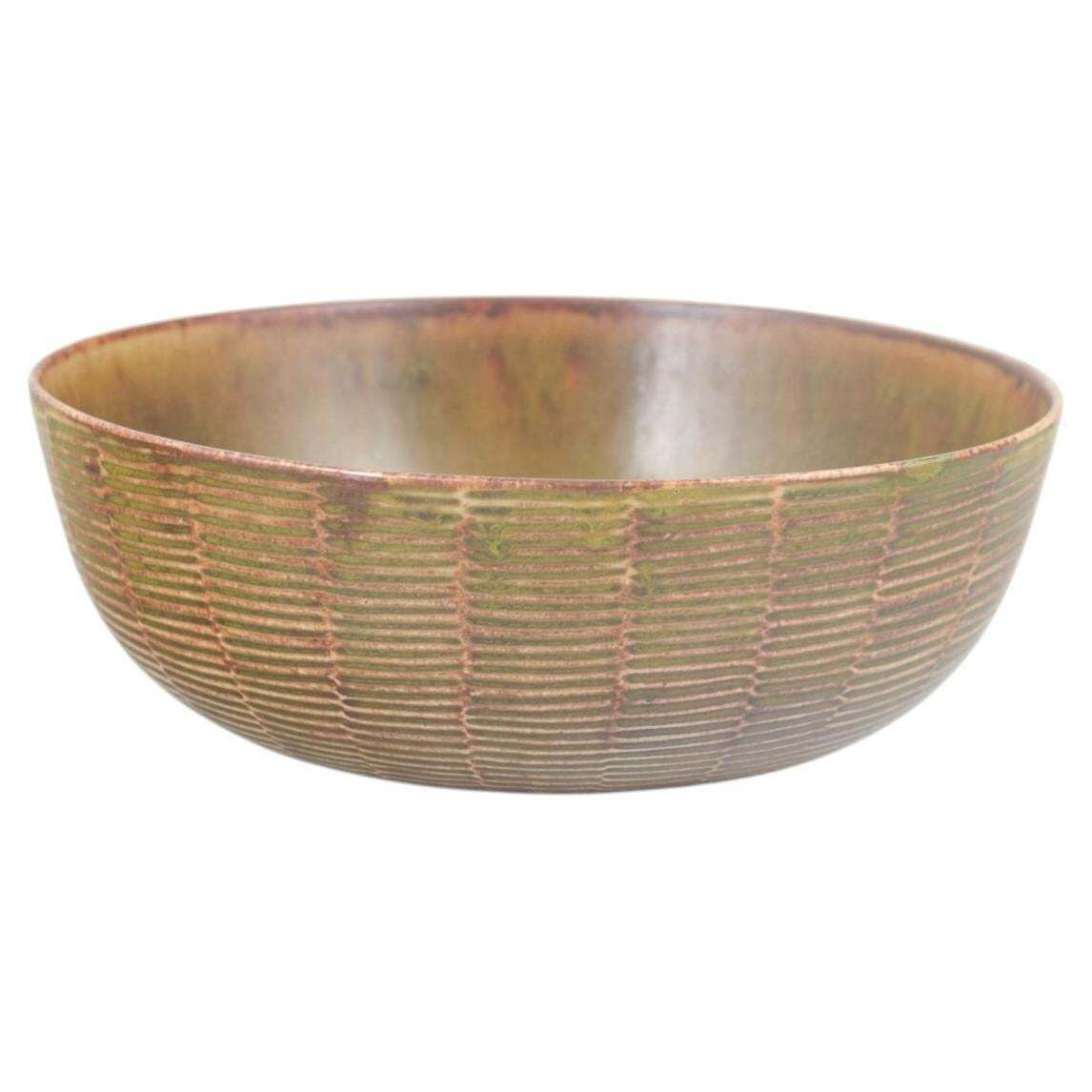 Axel Salto voor Royal Copenhagen. Laag stoneware schaal met geribbeld oppervlak.