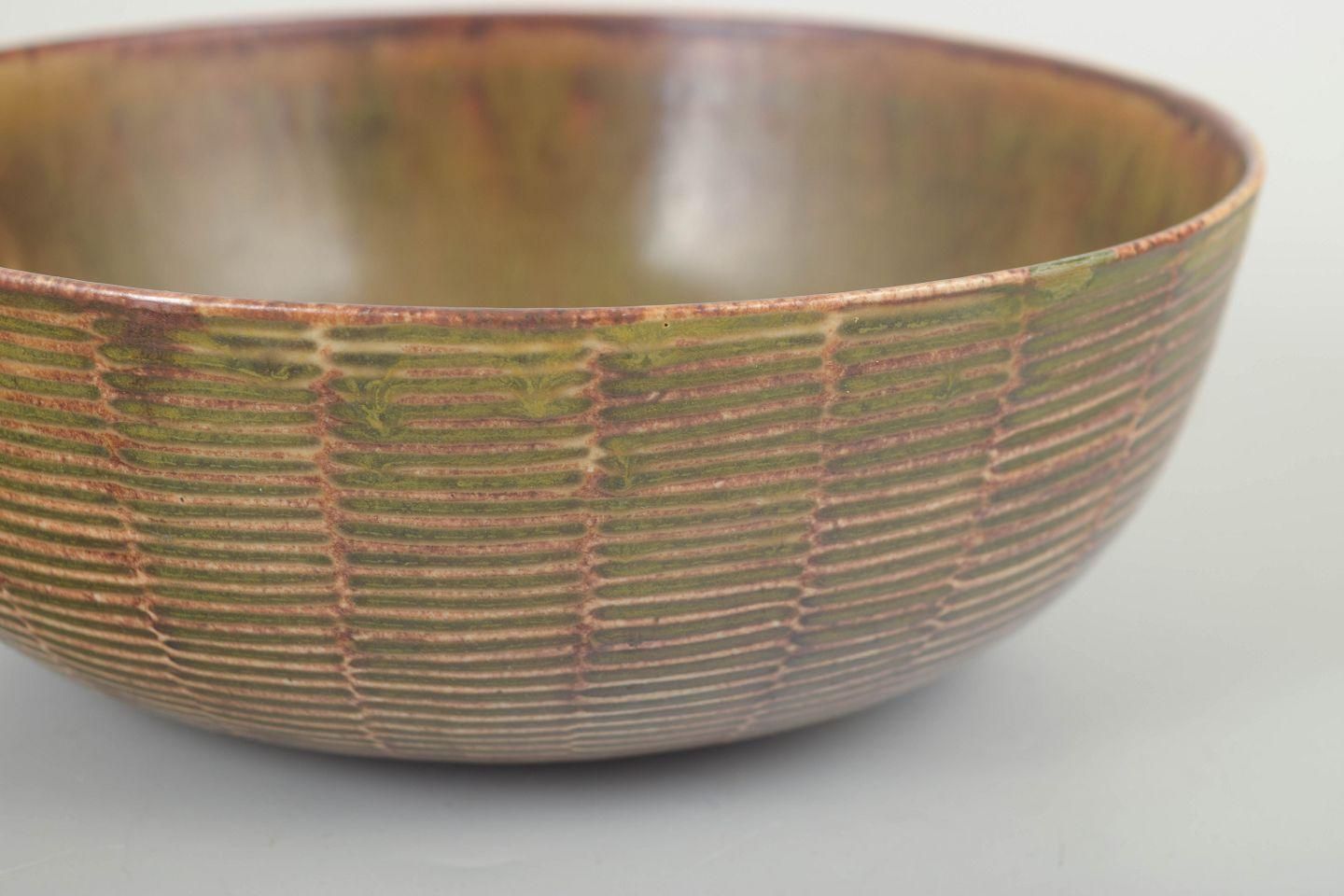 Axel Salto voor Royal Copenhagen. Laag stoneware schaal met geribbeld oppervlak. photo for sale