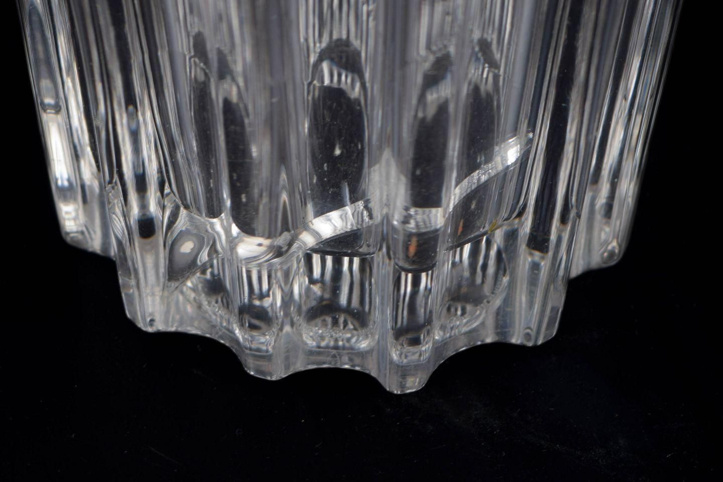 Pierre D'avesn. Art Deco glazen vaas met verticale ribbels. Midden 20e eeuw. photo for sale