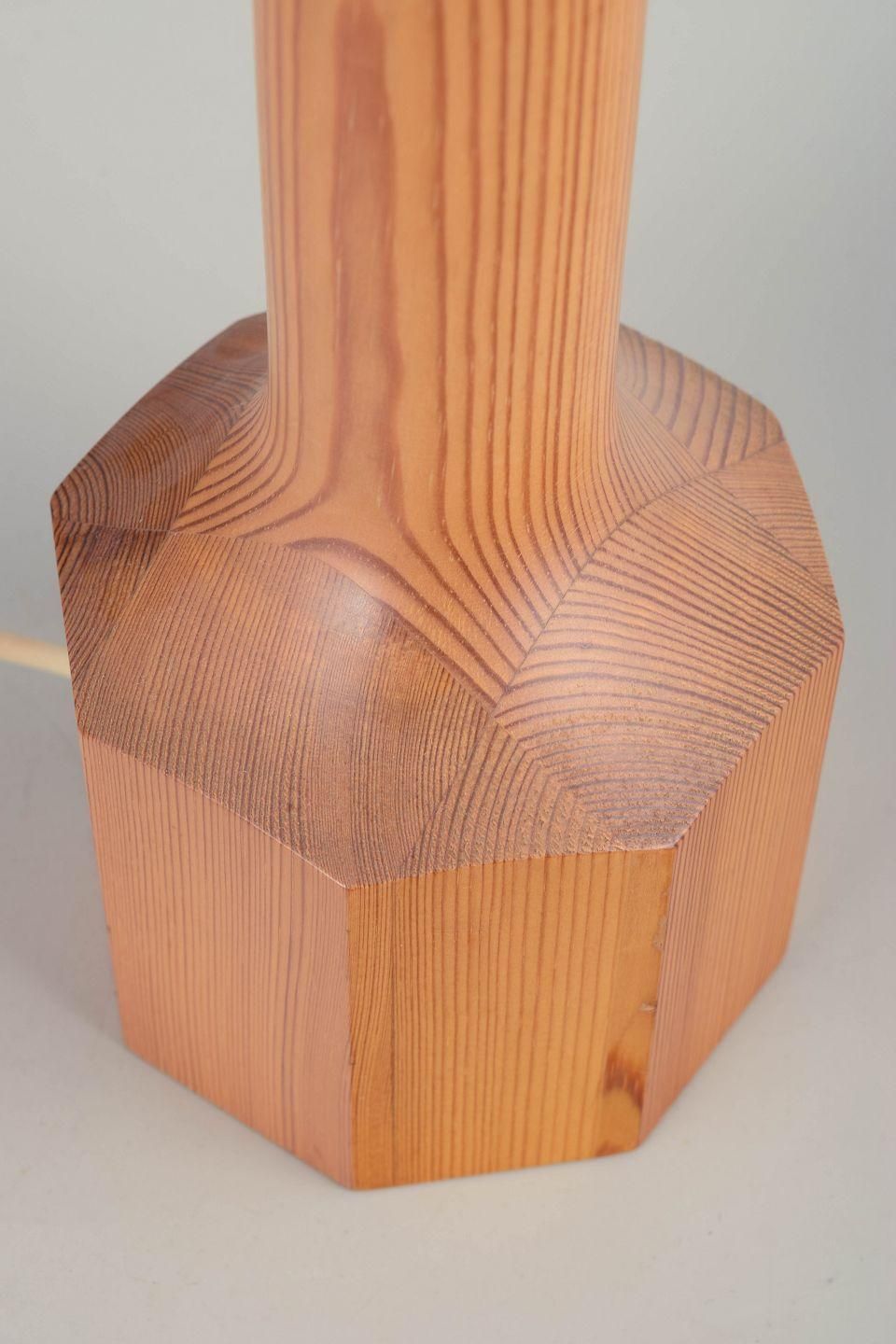 Lampe de table scandinave en pin d'Oregon massif, années 1970. photo for sale