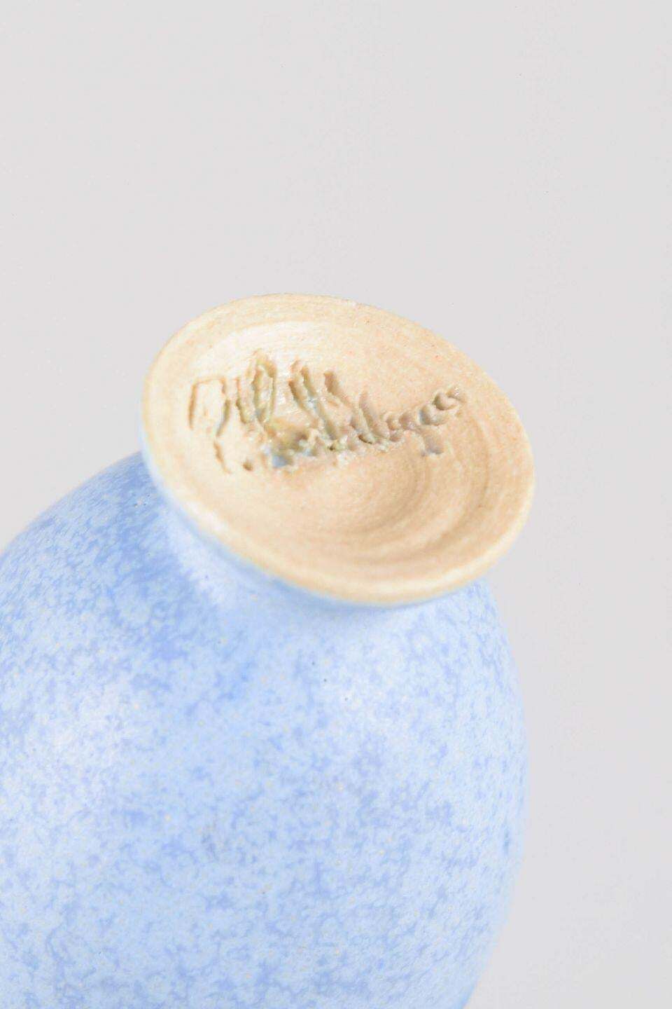 Per Liljegren. Set van drie miniatuur steengoed vazen met blauwe glazuur. photo Woonaccessoires