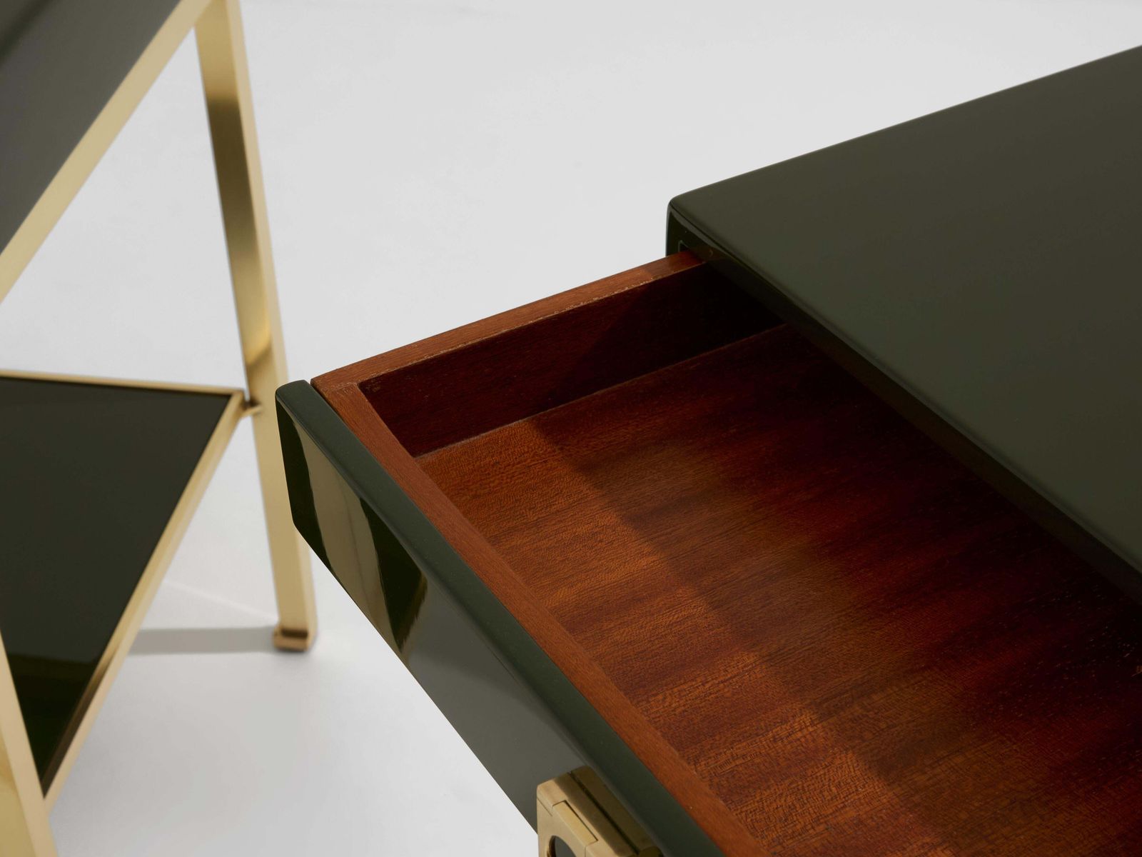 Paire de tables de chevet en laque verte et laiton Guy Lefevre Maison Jansen, années 1970 photo vinterior