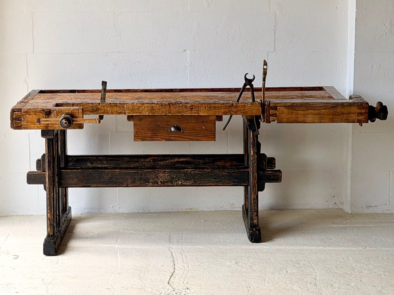 Antieke houten werkbank, jaren 1890 photo furniture