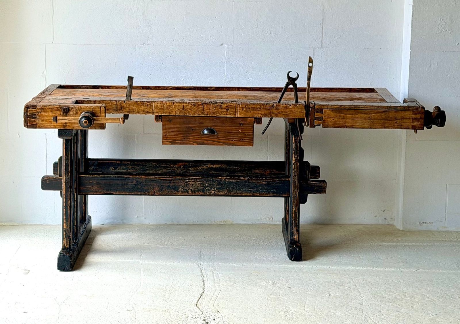 photo furniture Antieke houten werkbank, jaren 1890