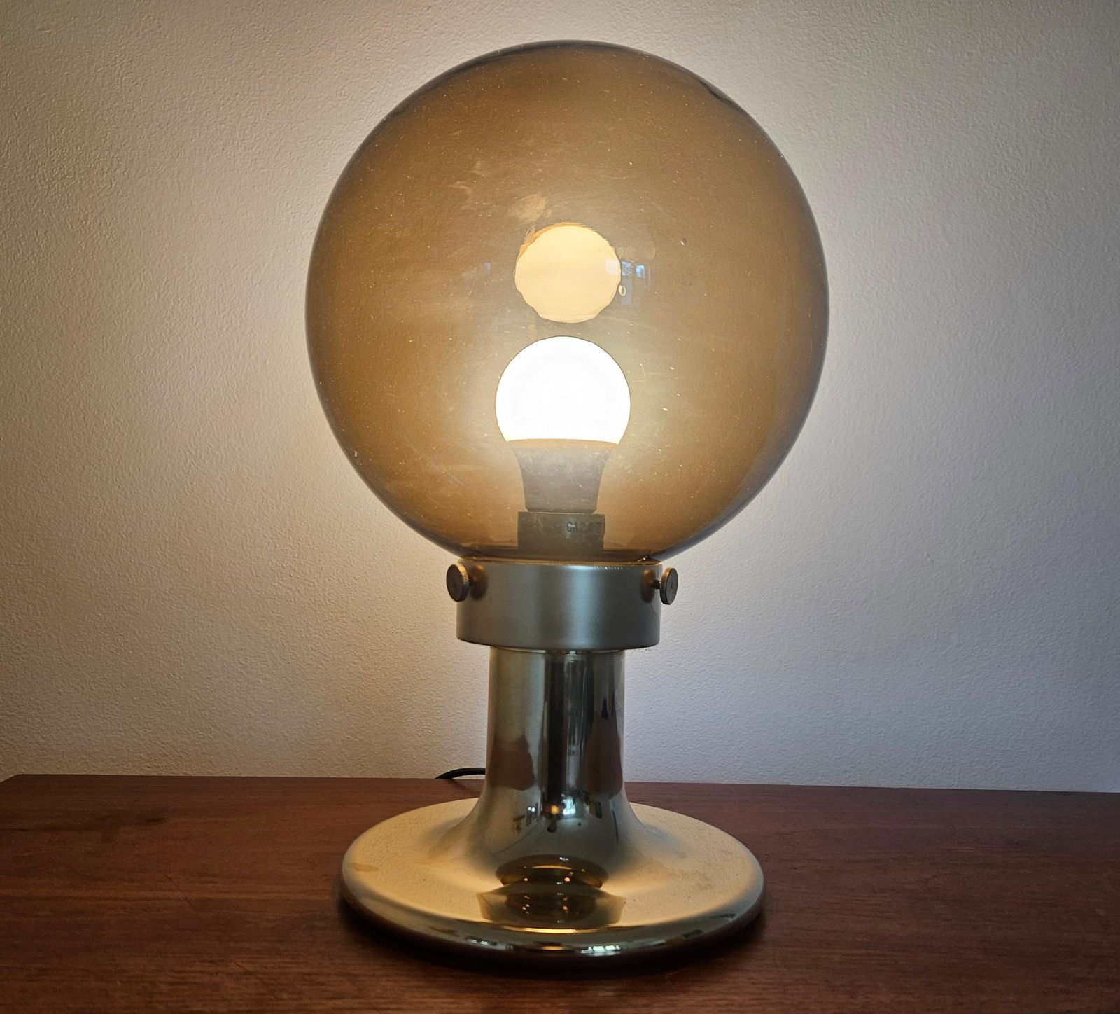 Luminaires Rare grande lampe de table en laiton mid-century, Suisse, années 1970 photo