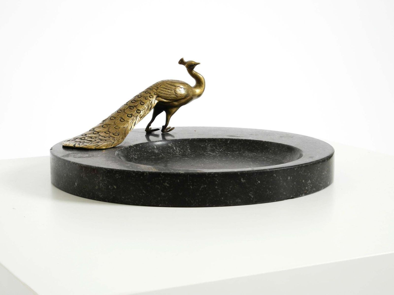 Grote zwarte granieten valet tray met messing pauw, ca. 1920 photo for sale
